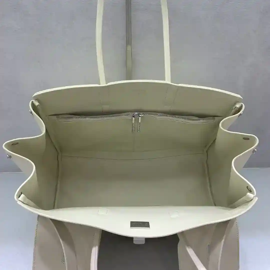 Imagem [7]- Bolsa Balenciag Bel Air Show com fivela prateada branca média outono/inverno Online!!!! Não importa o que aconteça, tem de ter uma Balenciag Bel Air Medium, é tão glamorosa! Simples e elegante, o seu design é requintado e generoso O design da aba frontal tem um sentido de hierarquia, os detalhes mostram qualidade Quer seja um passeio diário ou uma ocasião importante, pode fazer com que se torne o foco do # é a nova favorita no mundo da moda Tamanho: 36,5-14,5-28cm- bolsas de alta qualidade