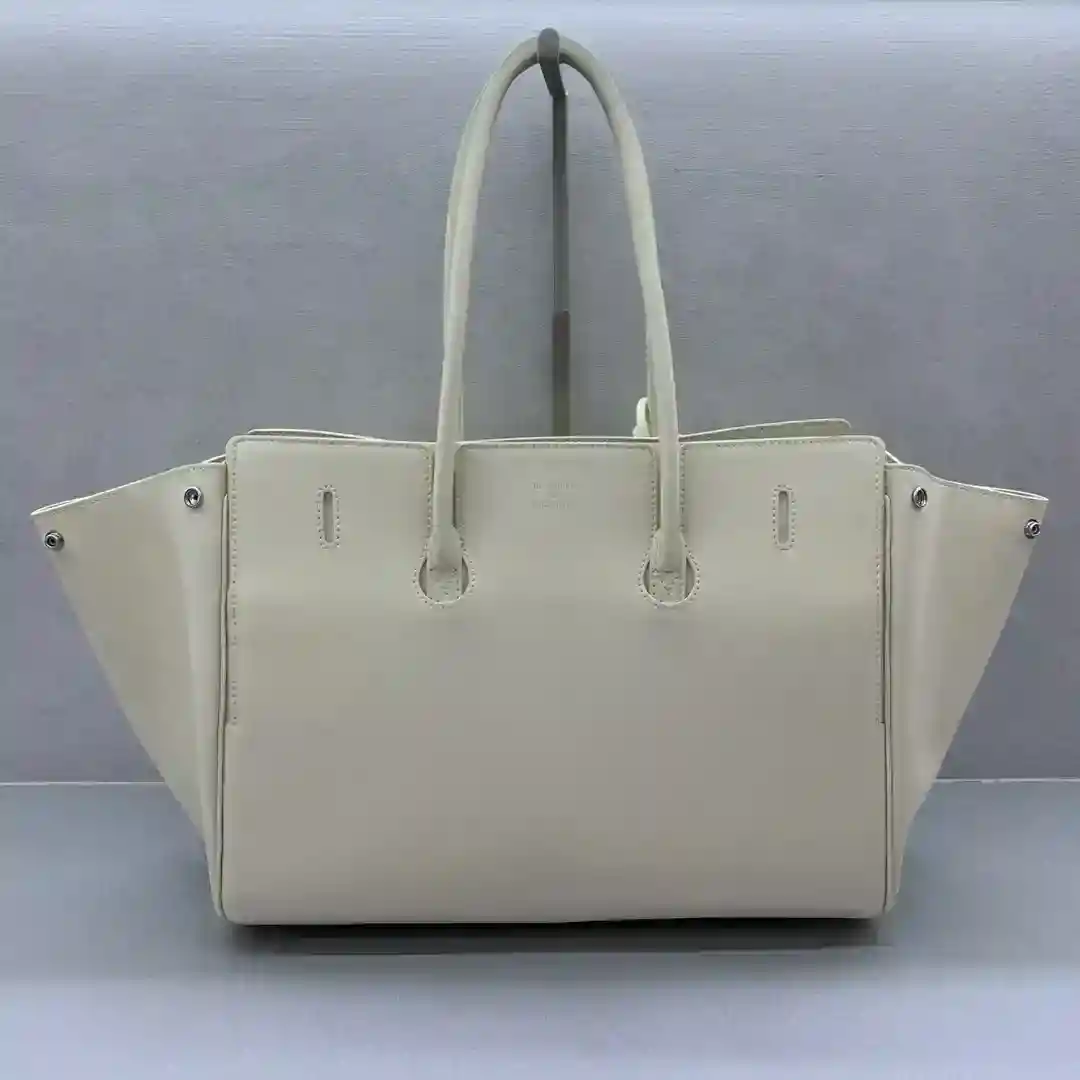 Image [4]- Medium White Silver Buckle Balenciag Bel Air Show Handbag Fall/Winter Online!!!! No matter what, you have to own a Balenciag Bel Air Medium, it's so glamorous! Simple and stylish its design is exquisite and generous front flap design more layered sense of detail shows the quality Whether it is a daily outing or an important occasion it can make you become the focus of the back of it # you are the new darling of the fashion world Size: 36.5-14.5-28cm- high quality handbags