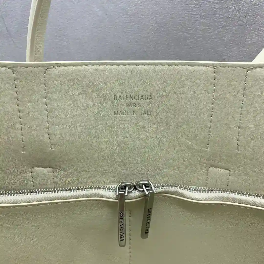 Image [8]- Medium White Silver Buckle Balenciag Bel Air Show Handbag Fall/Winter Online!!!! No matter what, you have to own a Balenciag Bel Air Medium, it's so glamorous! Simple and fashionable its design is exquisite and generous front flap design more layered sense of detail shows the quality Whether it is a daily outing or an important occasion it can make you become the focus of the back of it # you are the new darling of the fashion world Size: 36.5-14.5-28cm- high quality handbags