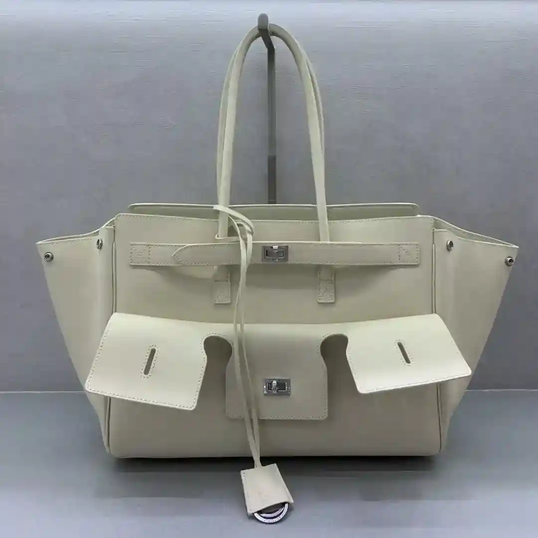 Image [3]- Medium White Silver Buckle Balenciag Bel Air Show Handbag Fall/Winter Online!!!! No matter what, you have to own a Balenciag Bel Air Medium, it's so glamorous! Simple and fashionable its design is exquisite and generous front flap design more layered sense of detail shows the quality Whether it is a daily outing or an important occasion it can make you become the focus of the back of it # you are the new darling of the fashion world Size: 36.5-14.5-28cm- high quality handbags