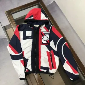 P500   MonclerCLER 蒙口男款夹克 外套 男士连帽风衣款试轻盈舒适 时尚多色拼色 非常抢眼 上身非常有型 🍃潮男心备！客供五金 每颗都有独特logo 任何时装都可以搭配　真正的顶级订单 版型上也是非常的好  🏆强烈推荐尺码：M-3XL-高仿包包