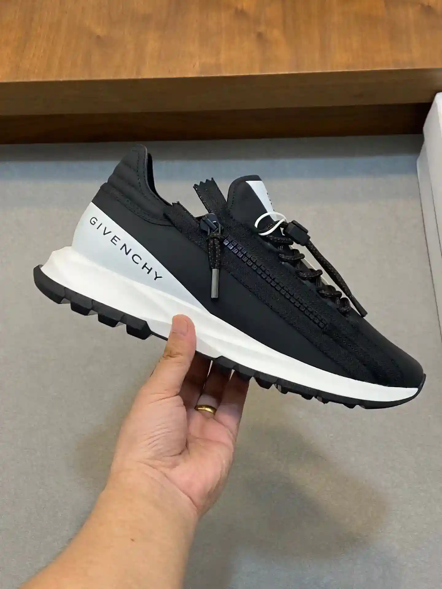 P860 Givenchy Spectre, sapatilhas jogging de cano baixo com almofada de ar, fecho de correr com logótipo 4G na lateral e acabamentos em tecido a condizerAcessórios técnicos com fecho de correr em tecido e metalAcessórios técnicos com cordão com logótipo 4GEstampado do logótipo GIVENCHY na lateralSola tecnológica leve com almofada de arMuito confortável para o péTamanho: 39-44 (38 45 46 fixo)-Alto impacto Bolsas