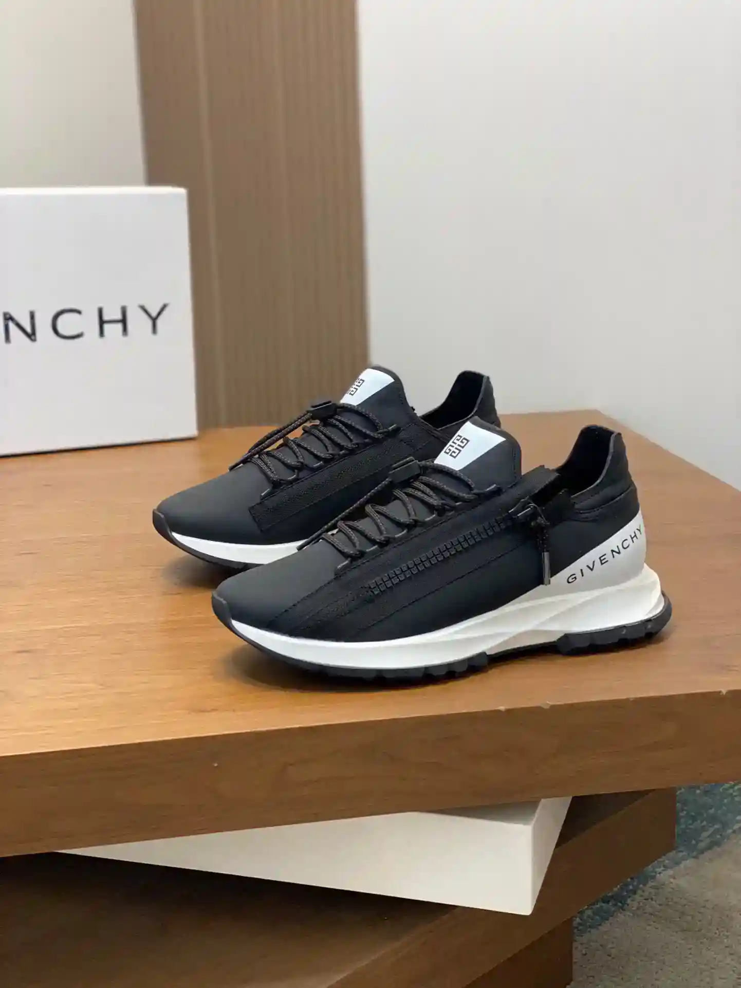 P860 Givenchy Spectre, sapatilhas jogging de cano baixo com almofada de ar, fecho de correr com logótipo 4G na lateral e acabamentos em tecido a condizerAcessórios técnicos com fecho de correr em tecido e metalAcessórios técnicos com cordão com logótipo 4GEstampado do logótipo GIVENCHY na lateralSola tecnológica leve com almofada de arMuito confortável para o péTamanho: 39-44 (38 45 46 fixo)-Alto impacto Bolsas