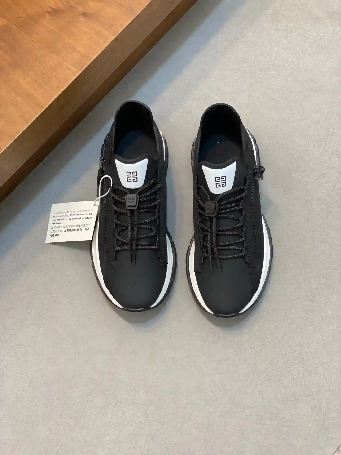 P860 Givenchy Spectre, sapatilhas jogging de cano baixo com almofada de ar, fecho de correr com logótipo 4G na lateral e acabamentos em tecido a condizerAcessórios técnicos com fecho de correr em tecido e metalAcessórios técnicos com cordão com logótipo 4GEstampado do logótipo GIVENCHY na lateralSola tecnológica leve com almofada de arMuito confortável para o péTamanho: 39-44 (38 45 46 fixo)-Alto impacto Bolsas