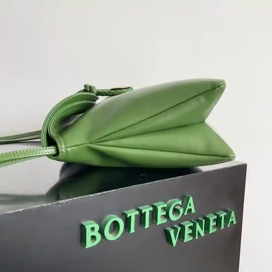 Inspiration from 1970 Bottega Veneta Women's logo shoulder bag smooth leather surface to bring a clean sense of handsomeness like the workplace women's sharp and tough front buckle high-quality hardware pendant bag body overall retro elegance excellent leather feel soft Baodiejia this series can be described as a full staff of beautiful weakened wear on the complexity do not scramble to grab the best quality interpretation of itself!Model No.: 806034 (Large)Size: 30*20*8cm