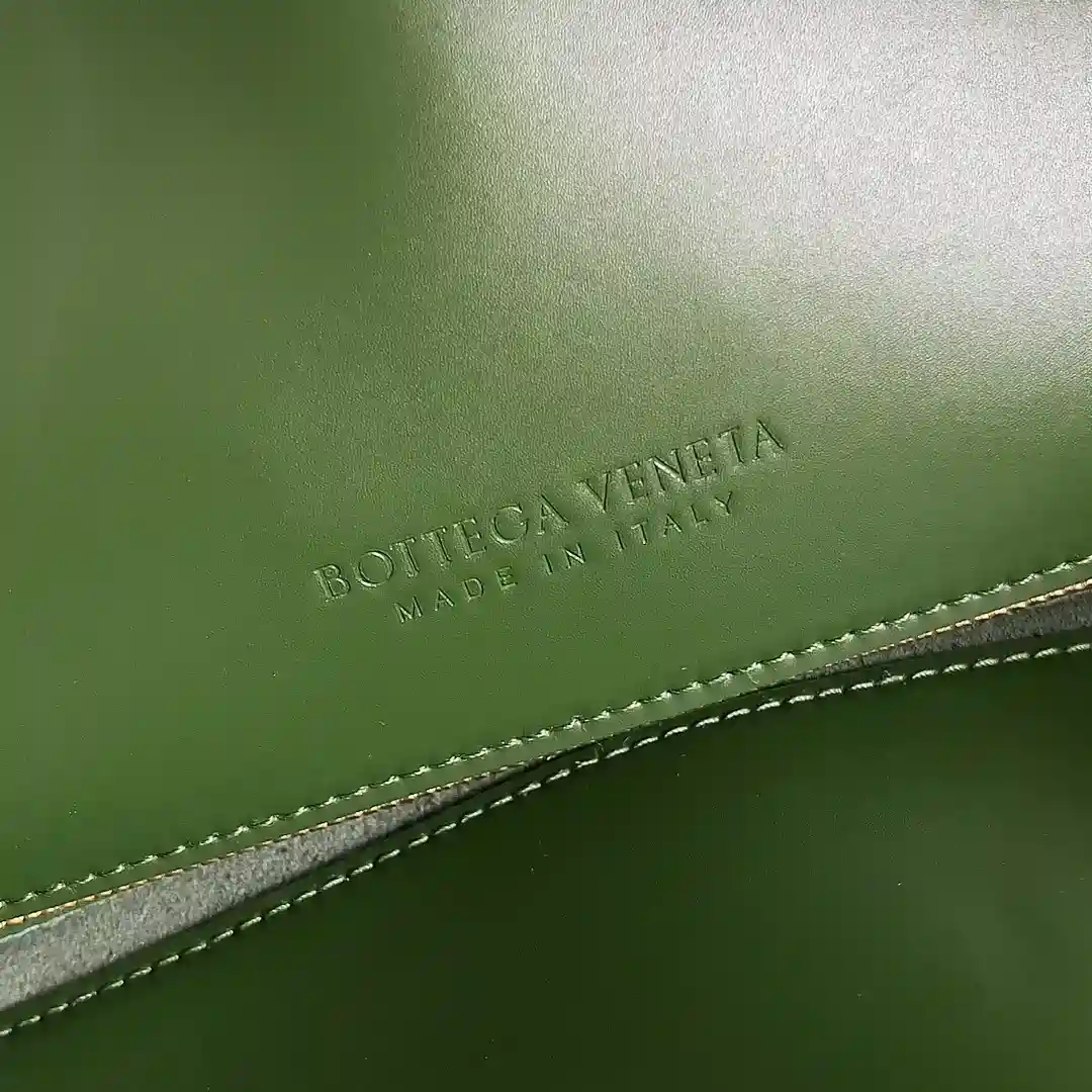 Inspiration de 1970 Bottega Veneta Women's Logo Shoulder Bag surface en cuir lisse pour apporter un sens propre de la beauté comme le lieu de travail des femmes pointu et dur boucle avant matériel de haute qualité pendentif sac corps élégance rétro globale excellente sensation de cuir doux Baodiejia cette série peut être décrite comme un ensemble beau affaibli usure sur la complexité ne rivalise pas pour saisir seulement la meilleure interprétation de la qualité de lui-même !Numéro de modèle : 806034 (Large)Taille : 30*20*8cm