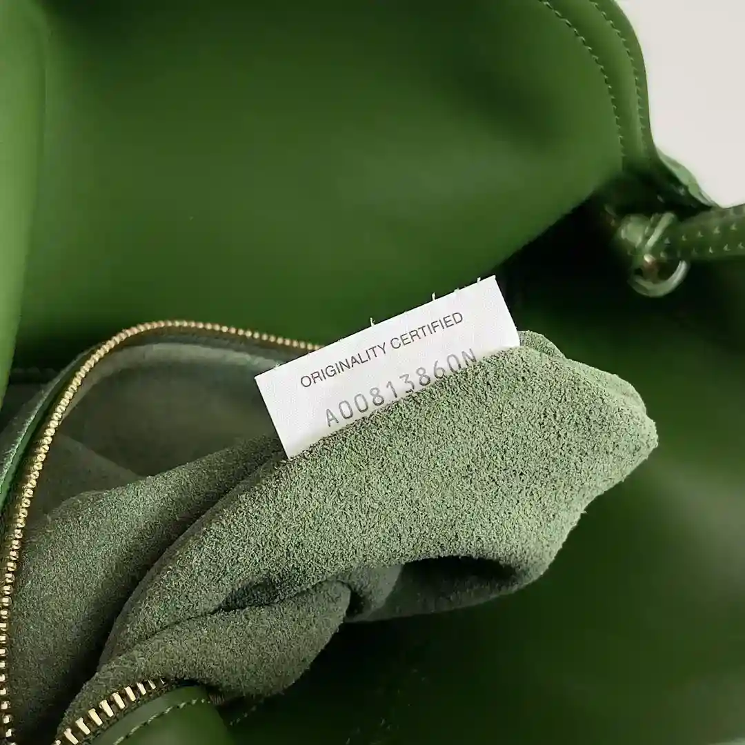 Inspiration de 1970 Bottega Veneta Women's Logo Shoulder Bag surface en cuir lisse pour apporter un sens propre de la beauté comme le lieu de travail des femmes pointu et dur boucle avant matériel de haute qualité pendentif sac corps élégance rétro globale excellente sensation de cuir doux Baodiejia cette série peut être décrite comme un ensemble beau affaibli usure sur la complexité ne rivalise pas pour saisir seulement la meilleure interprétation de la qualité de lui-même !Numéro de modèle : 806034 (Large)Taille : 30*20*8cm