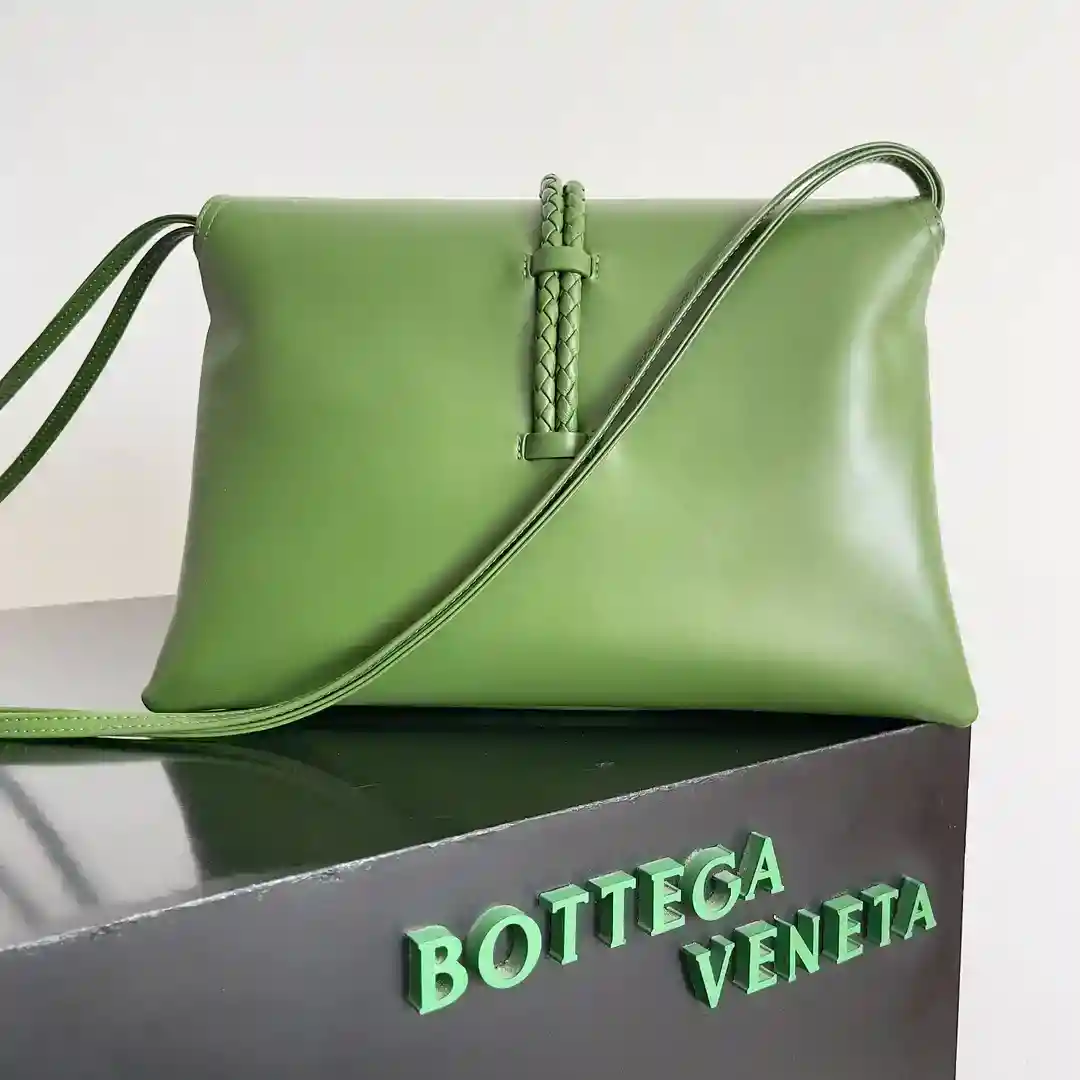 Inspiration from 1970 Bottega Veneta Women's logo shoulder bag smooth leather surface to bring a clean sense of handsomeness like the workplace women's sharp and tough front buckle high-quality hardware pendant bag body overall retro elegance excellent leather feel soft Baodiejia this series can be described as a full staff of beautiful weakened wear on the complexity do not scramble to grab the best quality interpretation of itself!Model No.: 806034 (Large)Size: 30*20*8cm