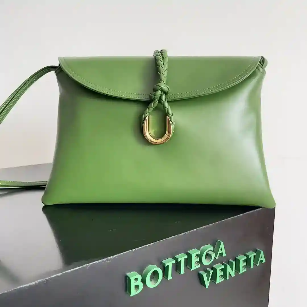 Inspiration from 1970 Bottega Veneta Women's logo shoulder bag smooth leather surface to bring a clean sense of handsomeness like the workplace women's sharp and tough front buckle high-quality hardware pendant bag body overall retro elegance excellent leather feel soft Baodiejia this series can be described as a full staff of beautiful weakened wear on the complexity do not scramble to grab the best quality interpretation of itself!Model No.: 806034 (Large)Size: 30*20*8cm