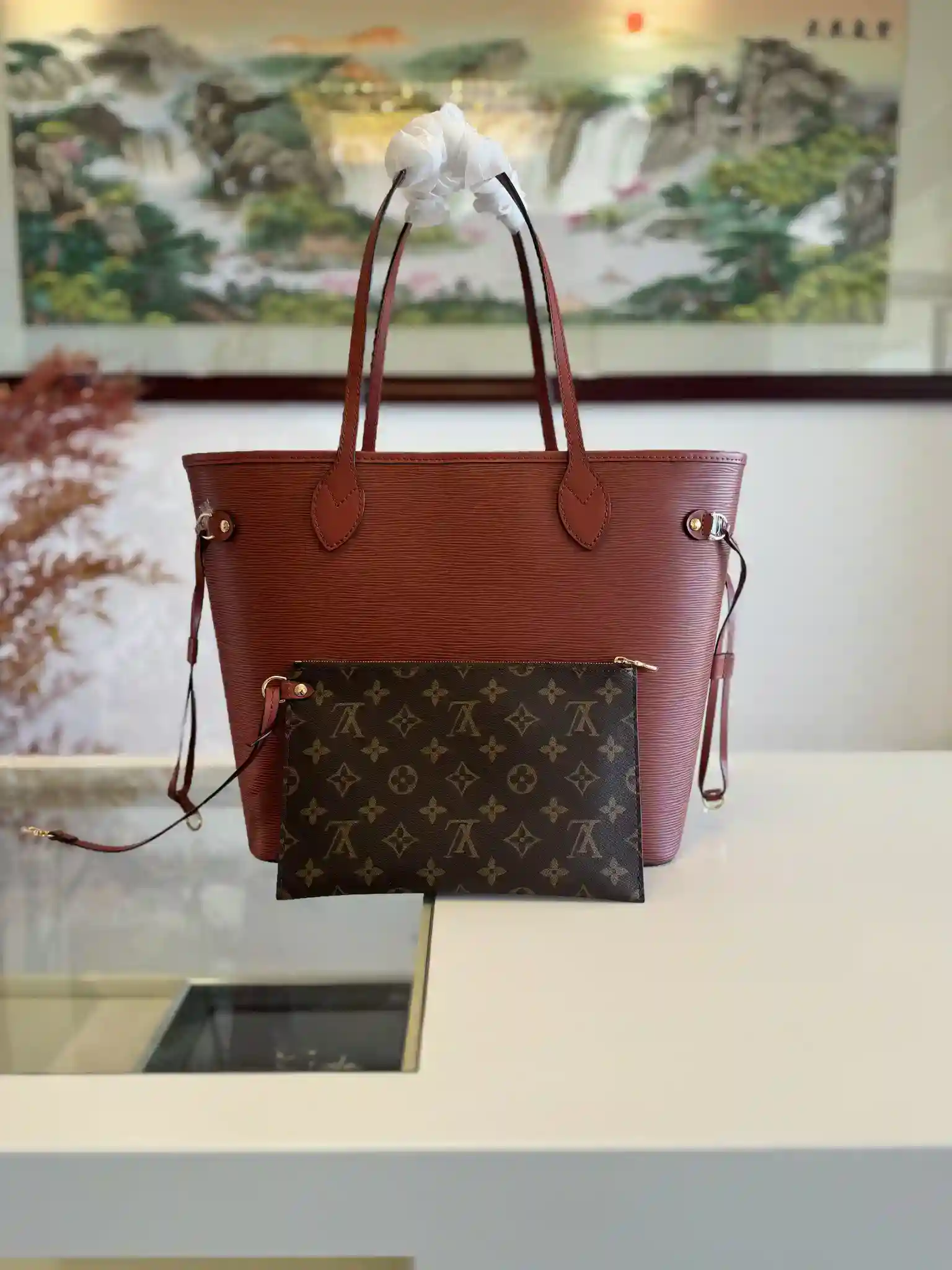 Image [3]-NEVERFULL MM BOLSO DE MANO M11930 MARRON M12467 Este clásico bolso de mano Neverfull MM combina un diseño atemporal con detalles tradicionales, por lo que es perfecto para el trabajo y más allá. Todo en cuero Epi firma con correas ajustables en ambos lados para una silueta ceñida, la bolsa es lo suficientemente amplia como para almacenar un ordenador portátil de 13 pulgadas y se puede utilizar como un embrague o un bolsillo extra para objetos de valor. Compartimento desmontable con cremallera que puede utilizarse como bolso de mano o como bolsillo adicional para objetos de valorTamaño: 31 x 28 x 14 cm-Bolsos de alta calidad