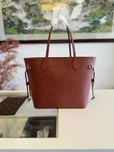 NEVERFULL MM 手袋 M11930 棕色 M12467
這款經典的Neverfull MM手挽袋糅合雋永設計及傳統細節 非常適合上班及其他場合攜帶 全以標誌性的Epi皮革製造 兩側備有可調節鬆緊的綁帶 可締造束緊廓形 袋內容量寬敞 足以存放一部13寸手提電腦而可拆式拉鏈收納包可用作手拿包 亦可作額外口袋收納貴重物品尺寸：31 x 28 x 14cm-高仿包包