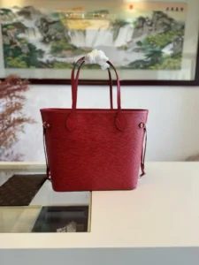 NEVERFULL MM HANDBAG M11930 RED M12755このクラシックなネヴァーフルMMトートバッグは、時代を超越したデザインと伝統的なディテールを兼ね備えており、お仕事やその他の機会に最適です。 アイコニックなエピレザーを使用し、両サイドに調節可能な伸縮性のあるストラップが付いた、引き締まったシルエットのバッグは、13インチのラップトップが収納できる十分な広さがあり、取り外し可能なジッパー付きコンパートメントが付いています。クラッチバッグとしても、貴重品用のエクストラポケットとしても使用可能サイズ：31 x 28 x 14cm-ハイフェイクバッグ