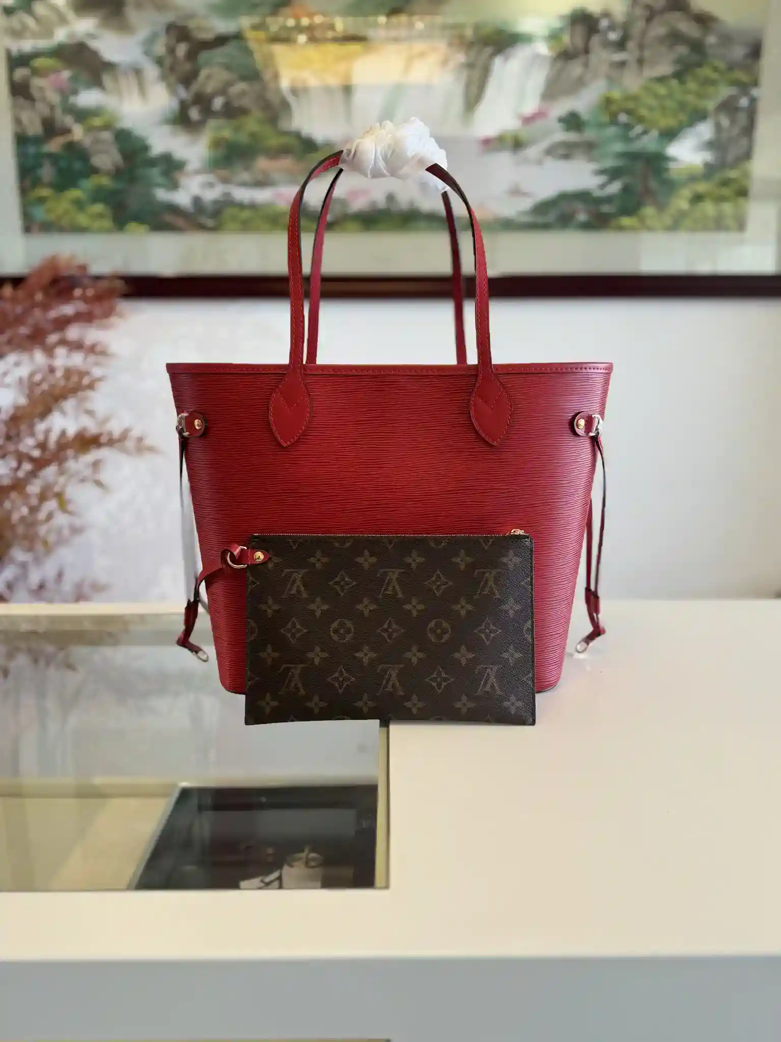 图片[3]-NEVERFULL MM 手袋 M11930 红色 M12755 
這款經典的Neverfull MM手挽袋糅合雋永設計及傳統細節 非常適合上班及其他場合攜帶 全以標誌性的Epi皮革製造 兩側備有可調節鬆緊的綁帶 可締造束緊廓形 袋內容量寬敞 足以存放一部13寸手提電腦而可拆式拉鏈收納包可用作手拿包 亦可作額外口袋收納貴重物品尺寸：31 x 28 x 14cm-高仿包包