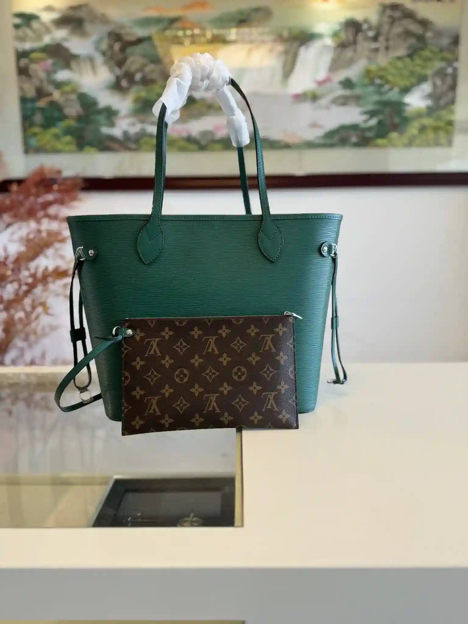 图片[3]-NEVERFULL MM 手袋 M11930 绿色 M12195
這款經典的Neverfull MM手挽袋糅合雋永設計及傳統細節 非常適合上班及其他場合攜帶 全以標誌性的Epi皮革製造 兩側備有可調節鬆緊的綁帶 可締造束緊廓形 袋內容量寬敞 足以存放一部13寸手提電腦而可拆式拉鏈收納包可用作手拿包 亦可作額外口袋收納貴重物品尺寸：31 x 28 x 14cm-高仿包包