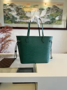 NEVERFULL MM HANDBAG M11930 GREEN M12195 Ce sac fourre-tout classique Neverfull MM associe un design intemporel à des détails traditionnels, ce qui le rend parfait pour le travail et d'autres occasions. Tout en cuir Epi emblématique avec des sangles élastiques réglables des deux côtés pour une silhouette cintrée, le sac est suffisamment spacieux pour contenir un ordinateur portable de 13 pouces et dispose d'un compartiment zippé détachable. Peut être utilisé comme pochette ou comme poche supplémentaire pour les objets de valeurDimensions : 31 x 28 x 14cm-High Fake Bags