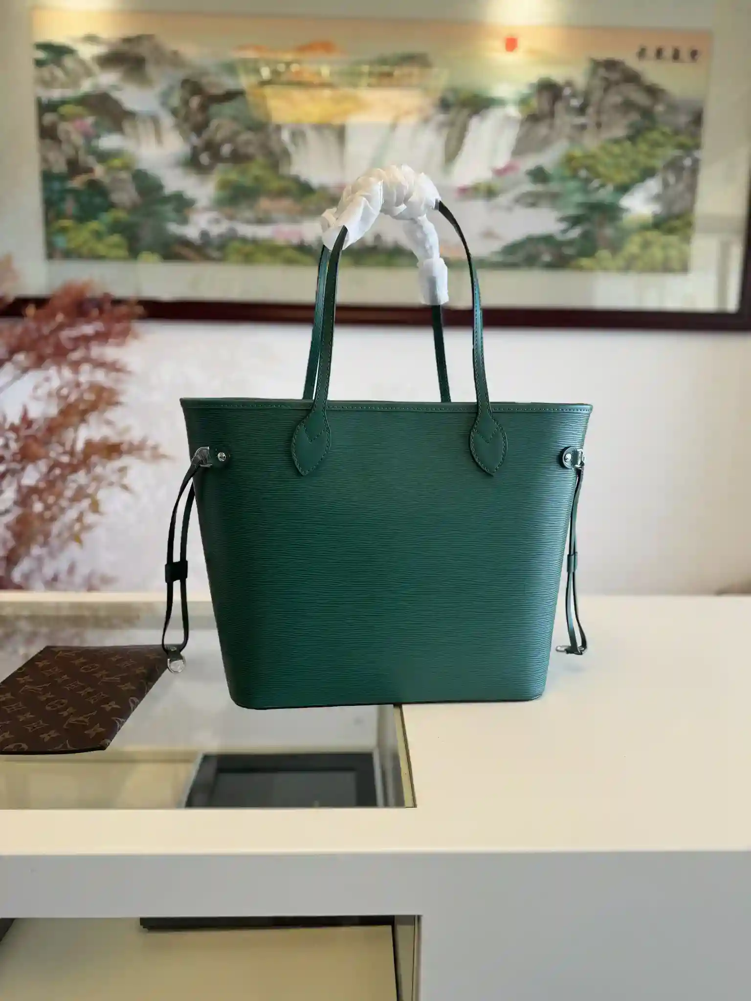 حقيبة يد NEVERFULL MM HANDBAG M11930 GREEN M12195 تجمع حقيبة اليد NEVERFULL MM الكلاسيكية هذه بين التصميم الخالد والتفاصيل التقليدية، مما يجعلها مثالية للعمل والمناسبات الأخرى. مصنوعة من جلد Epi الأيقوني مع أحزمة مطاطية قابلة للتعديل على كلا الجانبين لإضفاء مظهر مثالي، الحقيبة واسعة بما يكفي لتخزين كمبيوتر محمول مقاس 13 بوصة وتحتوي على جيب بسحاب قابل للفصل. يمكن استخدامها كحقيبة يد أو كجيب إضافي للأشياء الثمينةالحجم: 31 × 28 × 14 سم-حقائب عالية الجودة