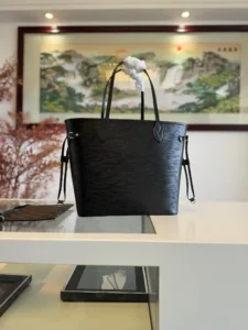 NEVERFULL MM HANDBAG M11930 BLACK Ce sac fourre-tout classique Neverfull MM allie un design intemporel à des détails traditionnels, ce qui le rend parfait pour le travail et au-delà. Tout en cuir Epi signature avec des sangles réglables des deux côtés pour une silhouette cintrée, le sac est suffisamment spacieux pour contenir un ordinateur portable de 13 pouces, tandis que le compartiment zippé détachable peut servir de pochette. Le compartiment zippé détachable peut être utilisé comme pochette ou comme poche supplémentaire pour ranger des objets de valeur. Taille : 31 x 28 x 14cm-Sacs à main de haute qualité