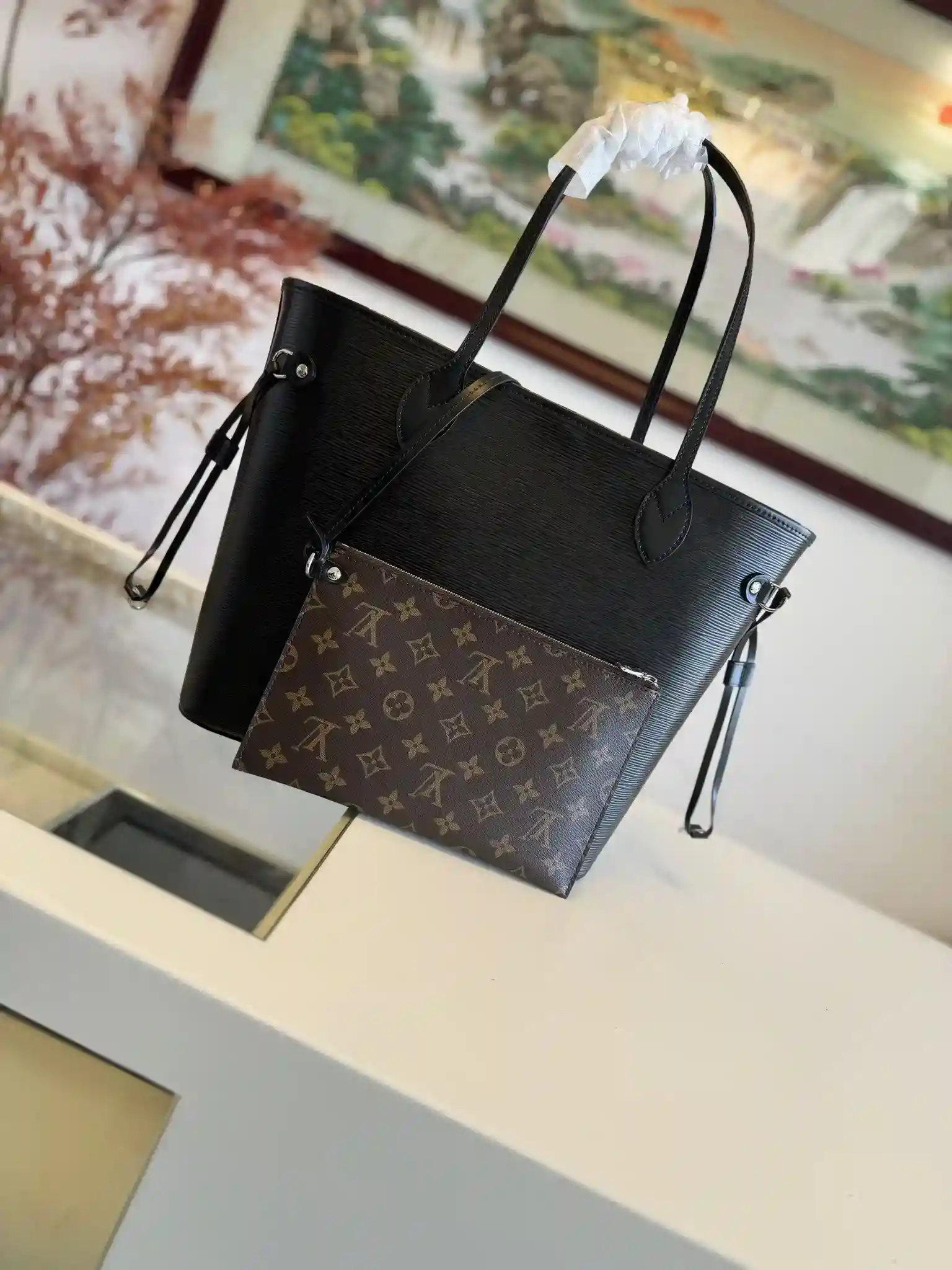 图片[3]-NEVERFULL MM 手袋 M11930 黑色
這款經典的Neverfull MM手挽袋糅合雋永設計及傳統細節 非常適合上班及其他場合攜帶 全以標誌性的Epi皮革製造 兩側備有可調節鬆緊的綁帶 可締造束緊廓形 袋內容量寬敞 足以存放一部13寸手提電腦而可拆式拉鏈收納包可用作手拿包 亦可作額外口袋收納貴重物品尺寸：31 x 28 x 14cm-高仿包包