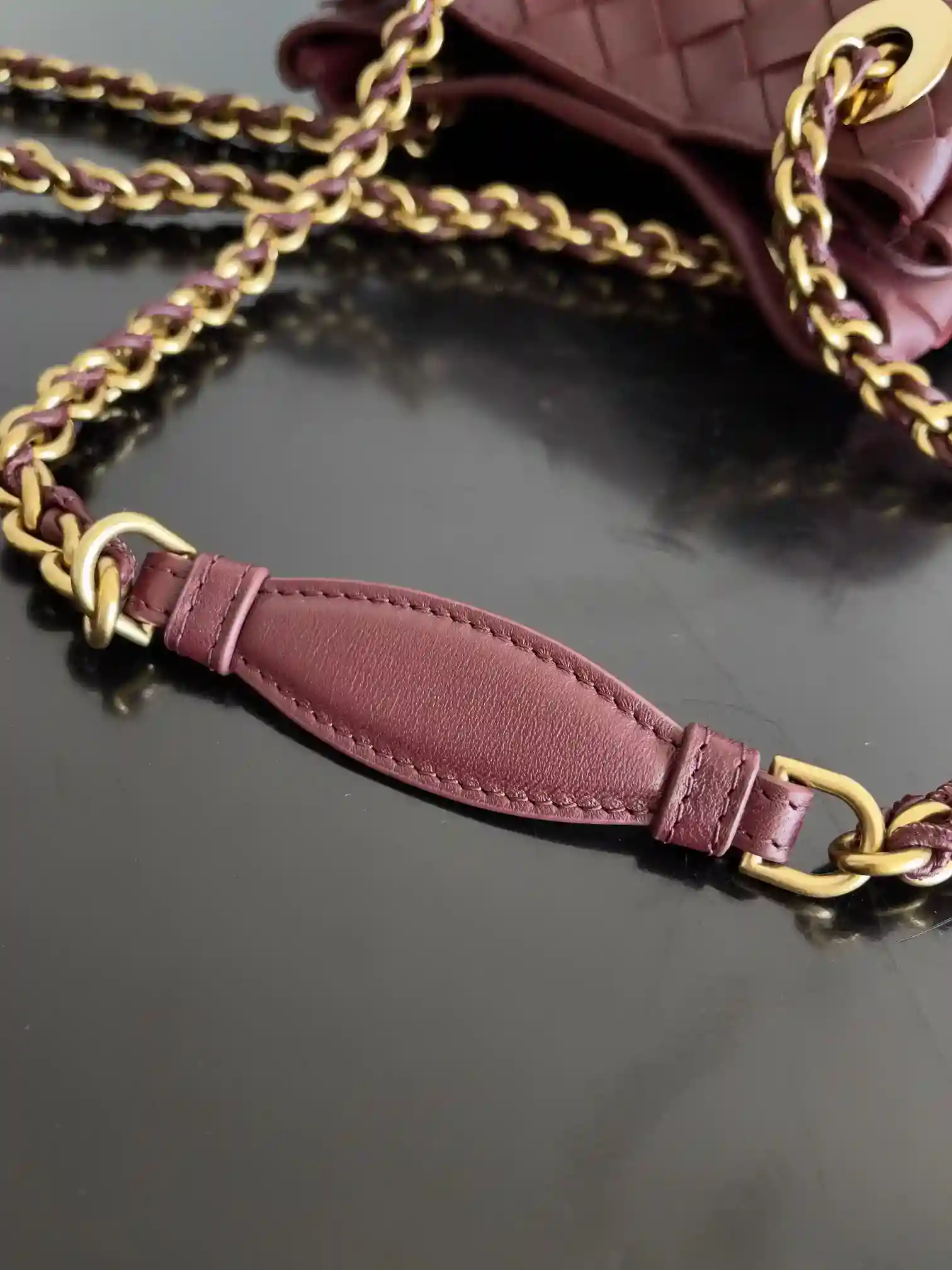 Le sac parachute BV Chain est la nouvelle star de la mode !On entend souvent dire que le sac à ceinture de raffinage en métal est très lourd, mais ce sac parachute avec une ceinture de raffinage extrêmement légère pour porter un léger confortable et confortable sur le dos du dos réel sur le corps de l'effet est vraiment trop charmant ! Le tissage classique en peau d'agneau avec la muse ceinture de raffinage en laiton pour l'ensemble des modèles de sacs et à un niveau supérieur de l'ouverture du corps du sac avec la conception de boucle magnétique sécurité complète ~ Je crois que de nombreux partenaires ont attendu depuis longtemps sens de la chaîne métallique dans la base originale douce et élégante de plus ajouter une délicate artisanat classique et la décence et la générosité de la collision de la création d'un autre type de beauté !Numéro de modèle : 817175Taille : 21*17*16.5cm