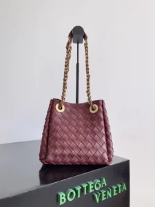 ¡El bolso paracaídas de cadena BV es la nueva estrella de la moda!¡A menudo se oye que la bolsa de refinación de metal cinturón es muy pesado, pero esta bolsa de paracaídas con cinturón de refinación extremadamente ligero para llevar un peso ligero cómodo y confortable en la parte posterior de la espalda real en el cuerpo del efecto es realmente demasiado encantador! ¡Clásico tejido de piel de cordero con la musa de latón cinturón de refinación para los modelos de bolsa entera y hasta un nivel de la apertura del cuerpo de la bolsa con hebilla magnética de diseño de seguridad completa ~ Creo que muchos socios han estado esperando durante mucho tiempo el sentido de la cadena de metal en el original suave y elegante base de más añadir una artesanía clásica delicada y la decencia y la generosidad de la colisión de la creación de un tipo diferente de belleza!Modelo No.Tamaño: 21*17*16.5cm