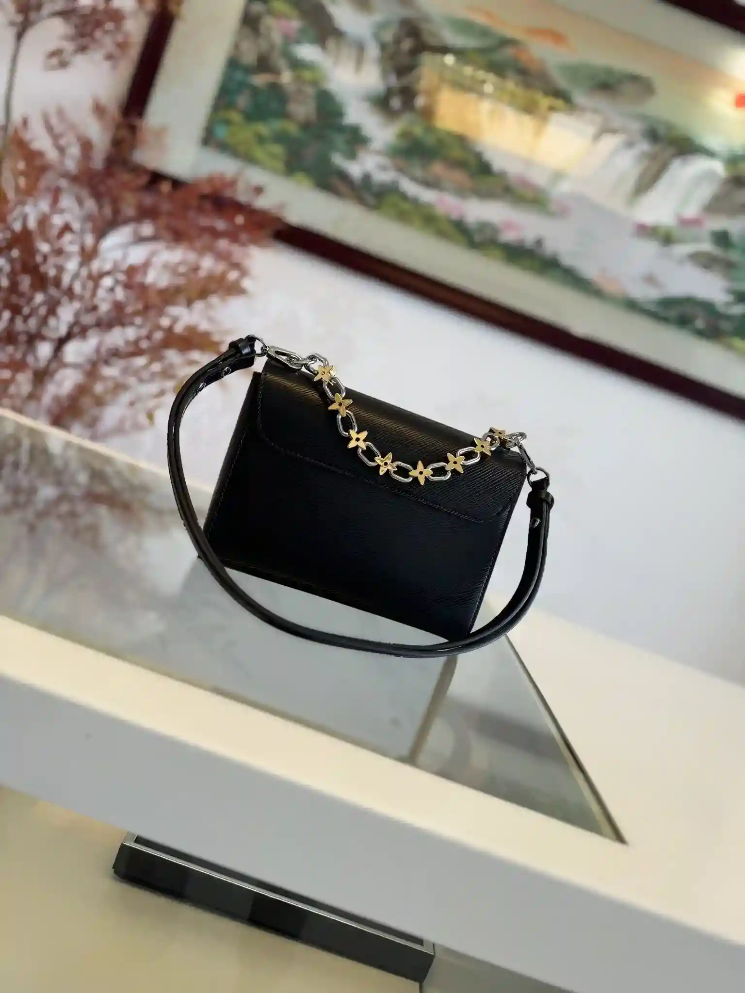 Image [3]-Twist Medium LV Bloom Handbag M24044 BlackLe sac à main Twist MM L*Bloom rend hommage au printemps avec de nouveaux détails ravissants.Fabriqué en cuir de grain Epi, le sac est agrémenté d'un charmant cadenas L*Twist bicolore et d'une anse en chaîne décorative ornée d'un délicat motif floral Monclerogram.Le sac est doté d'une bandoulière en cuir élégante et amovible et d'un intérieur multi-poches spacieux. Le sac est doté d'une bandoulière amovible en cuir à la mode et d'un intérieur spacieux à poches multiples pour un style élégant et polyvalent Taille : 23.0 x 17.0 x 9.5cm-High Fake Bags