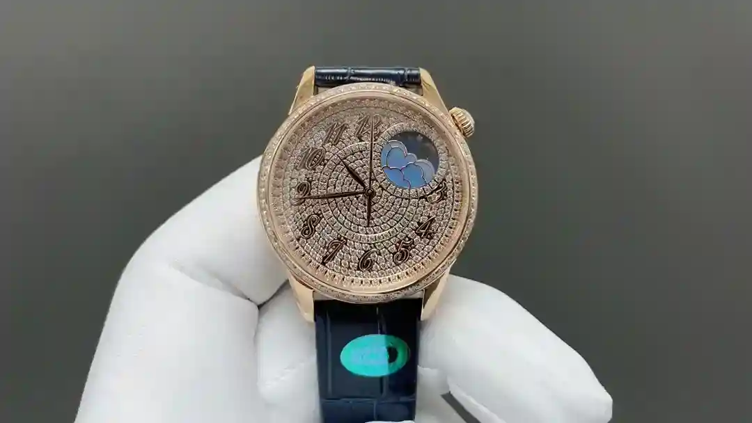 ¡El Egérie Gold de Vacheron Constantin añade una nueva pieza a la colección Ealing! El Egérie Elysée Golden Elysée es una nueva pieza de la colección Egérie de Vacheron Constantin, ¡un reloj mecánico ultraplano para señora que sigue evolucionando con el tiempo! La nueva esfera opalina, decorada con diamantes, está adornada con un motivo plisado que ha llevado meses perfeccionar mediante la técnica tradicional del "tapiz" 📸⚠️ ¡La esfera está engastada con 199 diamantes Swarovski en toda la esfera, todos a mano, para simbolizar la eternidad del amor! [La corona del reloj ⚠️ está adornada con una piedra lunar de talla curvada, símbolo de calma y serenidad, y la esfera redonda descentrada con sus diamantes oficiales es una forma fantástica de saber la hora. ⚠️ Moonphase (8005F/000R) Los delicados ladrillos de nácar están esculpidos en una nube de nubes blancas. De 37 mm de diámetro, el calibre automático 1088L expresa a la perfección la función de las fases lunares de una forma elegante y lujosa, reservada a las conocedoras de la feminidad. Crear Vacheron Constantin ÉGÉRIE ÉGÉRIE Goddess Collection que se merece 🎁 regalo el mejor lujo recomendado 💥 por favor reconozca la calidad exclusiva de la YMS 🌐 - bolsos de alta calidad