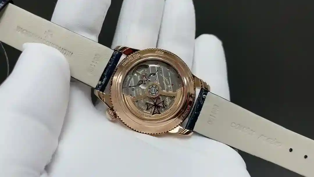 Pictures[6] - ¡La colección Egérie Gold Ealing de Vacheron Constantin se renueva! Este reloj mecánico ultraplano para señora es la continuación de la colección Egérie. La nueva esfera opalina, decorada con diamantes, está adornada con un motivo plisado que ha llevado varios meses crear utilizando la técnica tradicional del "tapiz" 📸⚠️The ¡La esfera está totalmente engastada con 199 diamantes Swarovski, todos ellos hechos a mano para representar la eternidad del amor! [La corona del reloj ⚠️ está adornada con una piedra lunar de talla curvada, símbolo de calma y serenidad, y la esfera redonda descentrada con sus diamantes oficiales es una forma fantástica de ver la hora. ⚠️ Moonphase (8005F/000R) Los delicados ladrillos de nácar están esculpidos en una nube de nubes blancas. De 37 mm de diámetro, el calibre automático 1088L expresa a la perfección la función de las fases lunares de una forma elegante y lujosa, reservada a las conocedoras de la feminidad. Crear Vacheron Constantin ÉGÉRIE ÉGÉRIE Goddess Collection que se merece 🎁 regalo el mejor lujo recomendado 💥 por favor reconozca la calidad exclusiva de la YMS 🌐 - bolsos de alta calidad