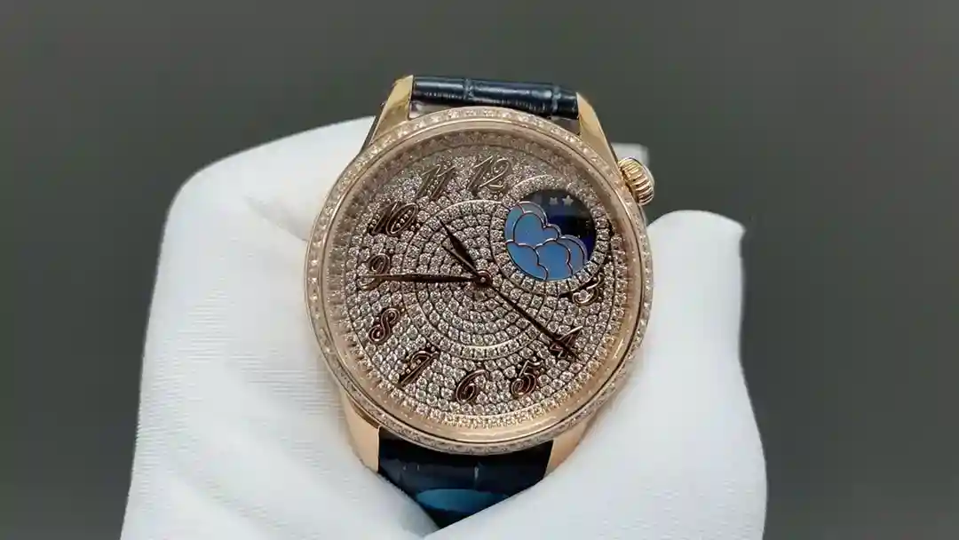 Pictures[3] - ¡La colección Egérie Gold Ealing de Vacheron Constantin se renueva! Este reloj mecánico ultraplano para señora es la continuación de la colección Egérie. La nueva esfera opalina, decorada con diamantes, está adornada con un motivo plisado que ha llevado varios meses crear utilizando la técnica tradicional del "tapiz" 📸⚠️The ¡La esfera está totalmente engastada con 199 diamantes Swarovski, todos ellos hechos a mano para representar la eternidad del amor! [La corona del reloj ⚠️ está adornada con una piedra lunar de talla curvada, símbolo de calma y serenidad, y la esfera redonda descentrada con sus diamantes oficiales es una forma fantástica de ver la hora. ⚠️ Moonphase (8005F/000R) Los delicados ladrillos de nácar están esculpidos en una nube de nubes blancas. De 37 mm de diámetro, el calibre automático 1088L expresa a la perfección la función de las fases lunares de una forma elegante y lujosa, reservada a las conocedoras de la feminidad. Crear Vacheron Constantin ÉGÉRIE ÉGÉRIE Goddess Collection que se merece 🎁 regalo el mejor lujo recomendado 💥 por favor reconozca la calidad exclusiva de la YMS 🌐 - bolsos de alta calidad