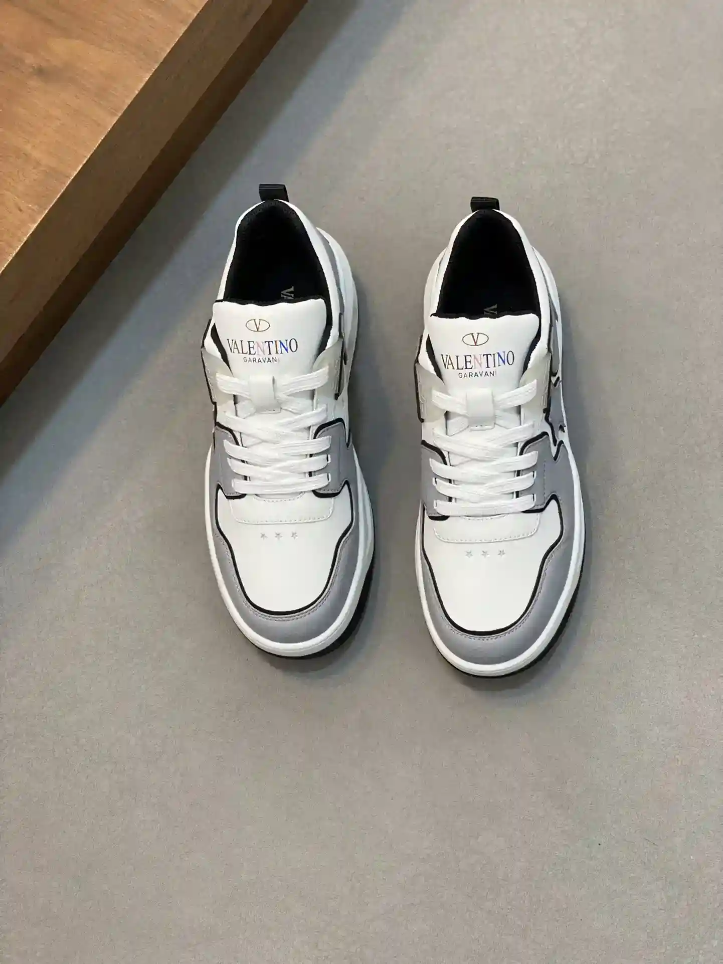 P720 VLTN Warren 𝑶𝒏𝒆𝑺𝒕𝒖𝒅 Sneaker Collection 2024 Couple Sneakers On Sale. Le ZP original a été acheté et démonté. Ajusté à plusieurs reprises. Le ZP original a été démonté et reproduit ! Chef-d'œuvre de luxe supérieur Conception cloutée Signature Douce et confortable peau de mouton véritable Apporter une texture excellente et élégante et un excellent confort sur le pied Version Dessus : Dessus en cuir de veau importé / bords huilés originaux Doublure : Doublure en cuir de vache teintée à l'eau Semelle extérieure : Développement original 𝐓𝐏𝐔 combinaison de deux couleurs de la semelle extérieure Emballage : La configuration originale de l'emballage complet Taille : Hommes 35-44 (. Men's35-44（.45、Ordering)