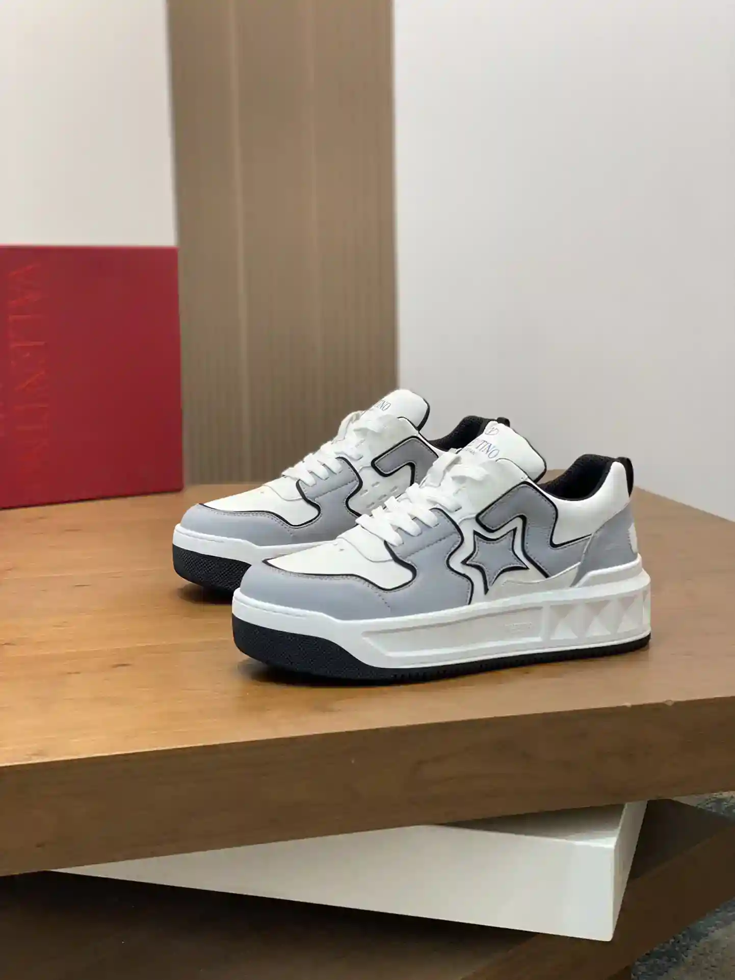 P720 VLTN Warren 𝑶𝒏𝒆𝑺𝒕𝒖𝒅 Sneaker Collection 2024 Couple Sneakers On Sale. Le ZP original a été acheté et démonté. Ajusté à plusieurs reprises. Le ZP original a été démonté et reproduit ! Chef-d'œuvre de luxe supérieur Conception cloutée Signature Douce et confortable peau de mouton véritable Apporter une texture excellente et élégante et un excellent confort sur le pied Version Dessus : Dessus en cuir de veau importé / bords huilés originaux Doublure : Doublure en cuir de vache teintée à l'eau Semelle extérieure : Développement original 𝐓𝐏𝐔 combinaison de deux couleurs de la semelle extérieure Emballage : La configuration originale de l'emballage complet Taille : Hommes 35-44 (. Men's35-44（.45、Ordering)