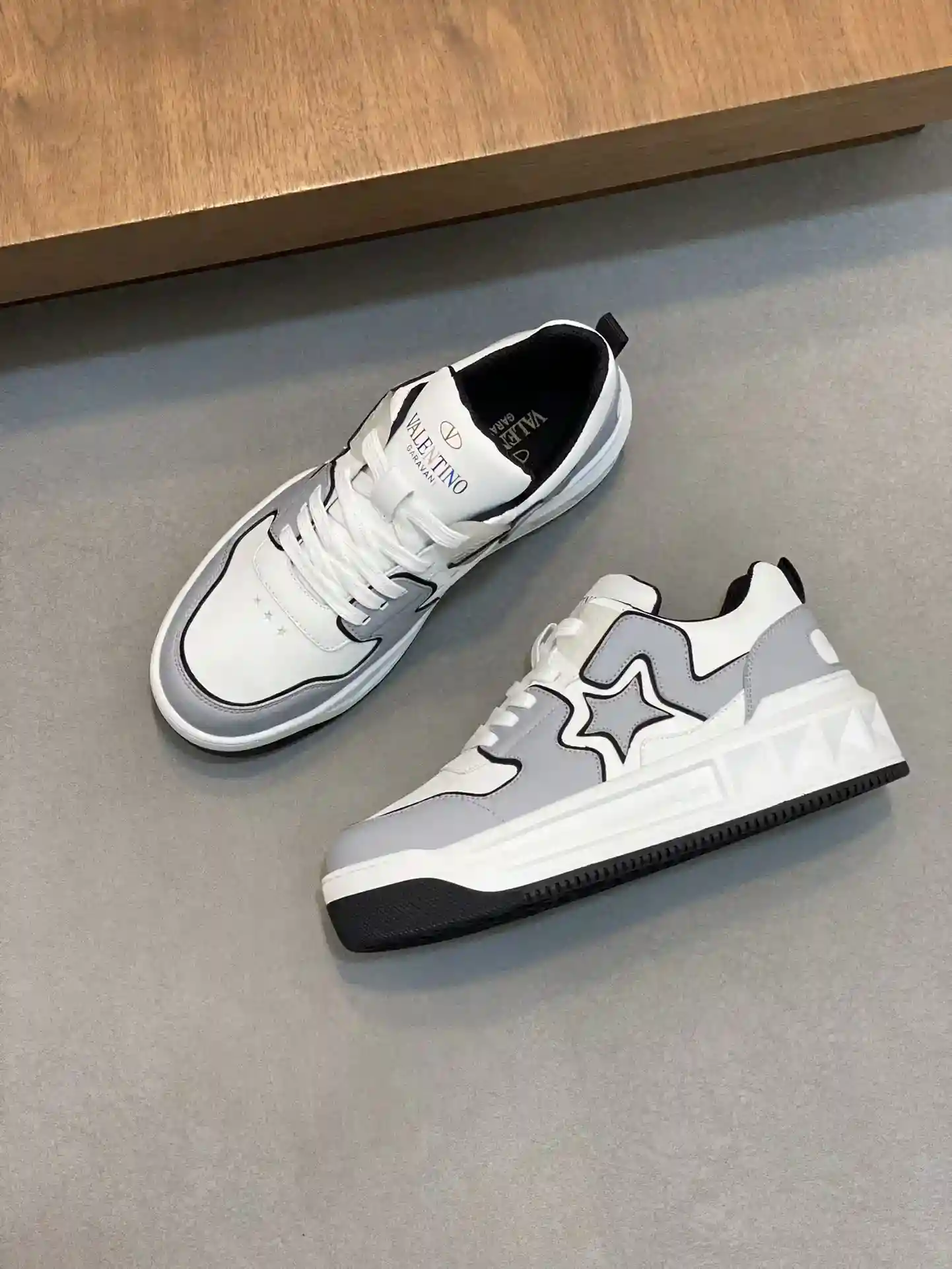 P720 VLTN Warren 𝑶𝒏𝒆𝑺𝒕𝒖𝒅 Sneaker Collection 2024 Couple Sneakers On Sale. Le ZP original a été acheté et démonté. Ajusté à plusieurs reprises. Le ZP original a été démonté et reproduit ! Chef-d'œuvre de luxe supérieur Conception cloutée Signature Douce et confortable peau de mouton véritable Apporter une texture excellente et élégante et un excellent confort sur le pied Version Dessus : Dessus en cuir de veau importé / bords huilés originaux Doublure : Doublure en cuir de vache teintée à l'eau Semelle extérieure : Développement original 𝐓𝐏𝐔 combinaison de deux couleurs de la semelle extérieure Emballage : La configuration originale de l'emballage complet Taille : Hommes 35-44 (. Men's35-44（.45、Ordering)