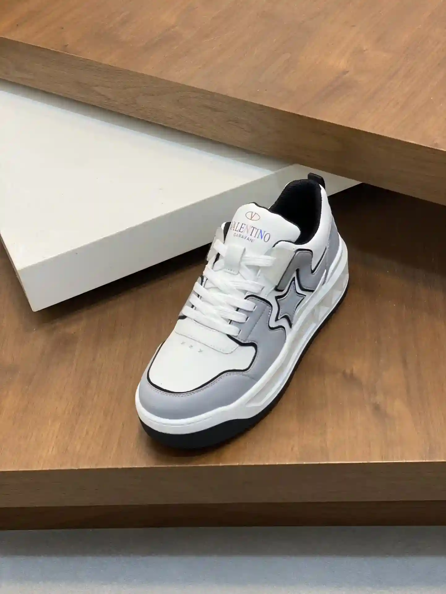 P720 VLTN Warren 𝑶𝒏𝒆𝑺𝒕𝒖𝒅 Sneaker Collection 2024 Couple Sneakers On Sale. Le ZP original a été acheté et démonté. Ajusté à plusieurs reprises. Le ZP original a été démonté et reproduit ! Chef-d'œuvre de luxe supérieur Conception cloutée Signature Douce et confortable peau de mouton véritable Apporter une texture excellente et élégante et un excellent confort sur le pied Version Dessus : Dessus en cuir de veau importé / bords huilés originaux Doublure : Doublure en cuir de vache teintée à l'eau Semelle extérieure : Développement original 𝐓𝐏𝐔 combinaison de deux couleurs de la semelle extérieure Emballage : La configuration originale de l'emballage complet Taille : Hommes 35-44 (. Men's35-44（.45、Ordering)