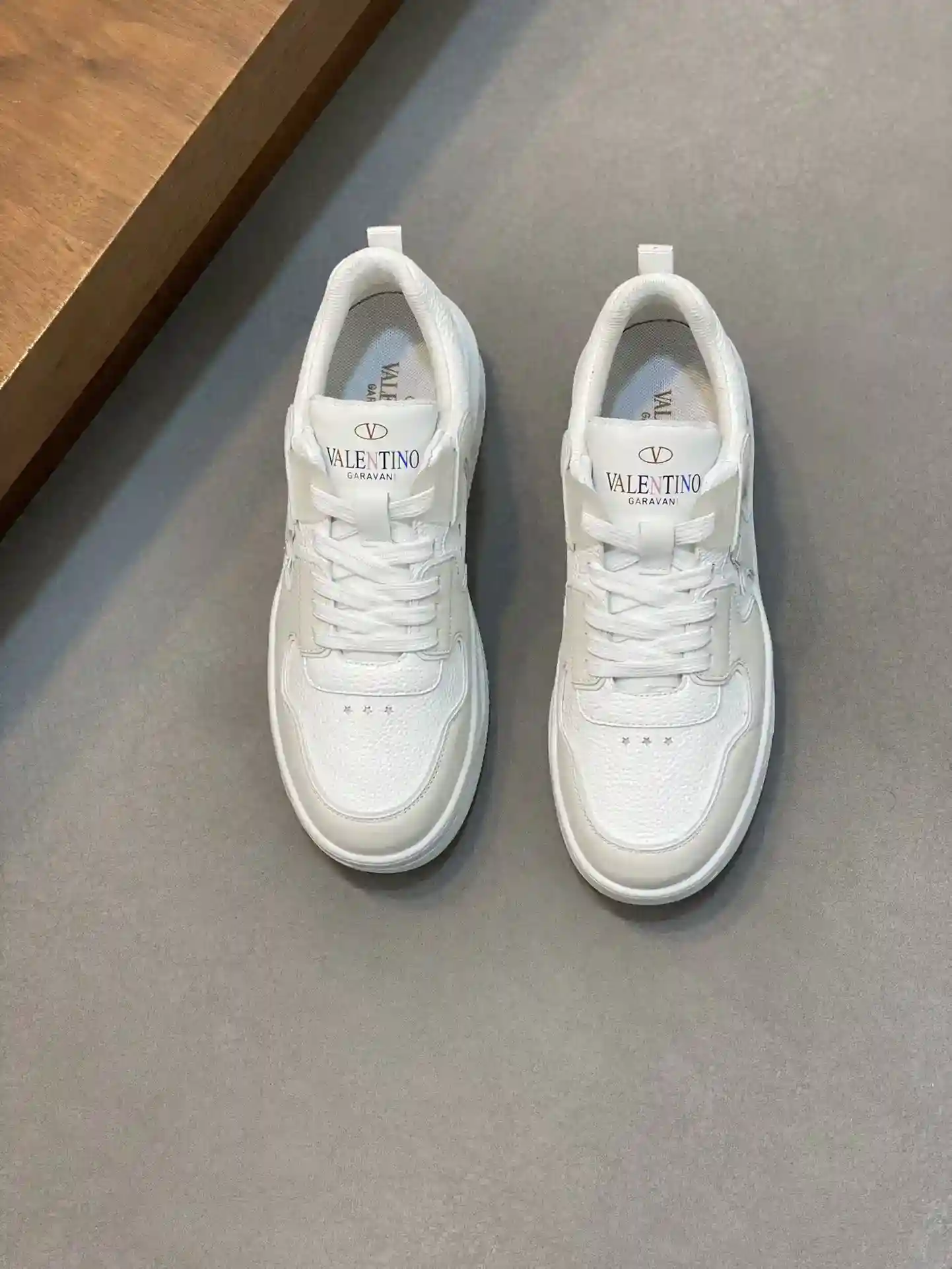 P720 VLTN Warren 𝑶𝒏𝒆𝑺𝒕𝒖𝒅 Sneaker Collection 2024 Zapatillas para pareja a la venta. La ZP original fue comprada y desmontada. Repetidamente ajustada. La ZP original fue desmontada y ¡repetida! Obra maestra de lujo Diseño con tachuelas de la firma Piel de oveja genuina suave y cómoda Que aporta una textura excelente y elegante y una comodidad excelente en el pie Versión Parte superior: Parte superior de piel de becerro importada / bordes originales engrasados Forro: Forro de piel de vaca teñida al agua Suela: Desarrollo original 𝐓𝐏𝐔 combinación bicolor de la suela Embalaje: La configuración original del paquete completo Talla: Hombres 35-44 (. : Hombres 35-44 (.45, a medida)-bolsas de alta imitación