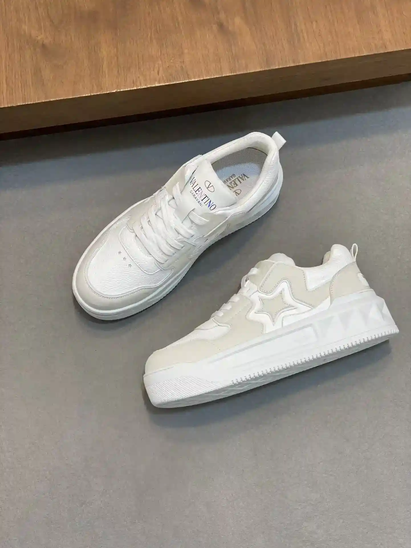 P720 VLTN Warren 𝑶𝒏𝒆𝑺𝒕𝒖𝒅 Sneaker Collection 2024 Zapatillas para pareja a la venta. La ZP original fue comprada y desmontada. Repetidamente ajustada. La ZP original fue desmontada y ¡repetida! Obra maestra de lujo Diseño con tachuelas de la firma Piel de oveja genuina suave y cómoda Que aporta una textura excelente y elegante y una comodidad excelente en el pie Versión Parte superior: Parte superior de piel de becerro importada / bordes originales engrasados Forro: Forro de piel de vaca teñida al agua Suela: Desarrollo original 𝐓𝐏𝐔 combinación bicolor de la suela Embalaje: La configuración original del paquete completo Talla: Hombres 35-44 (. : Hombres 35-44 (.45, a medida)-bolsas de alta imitación