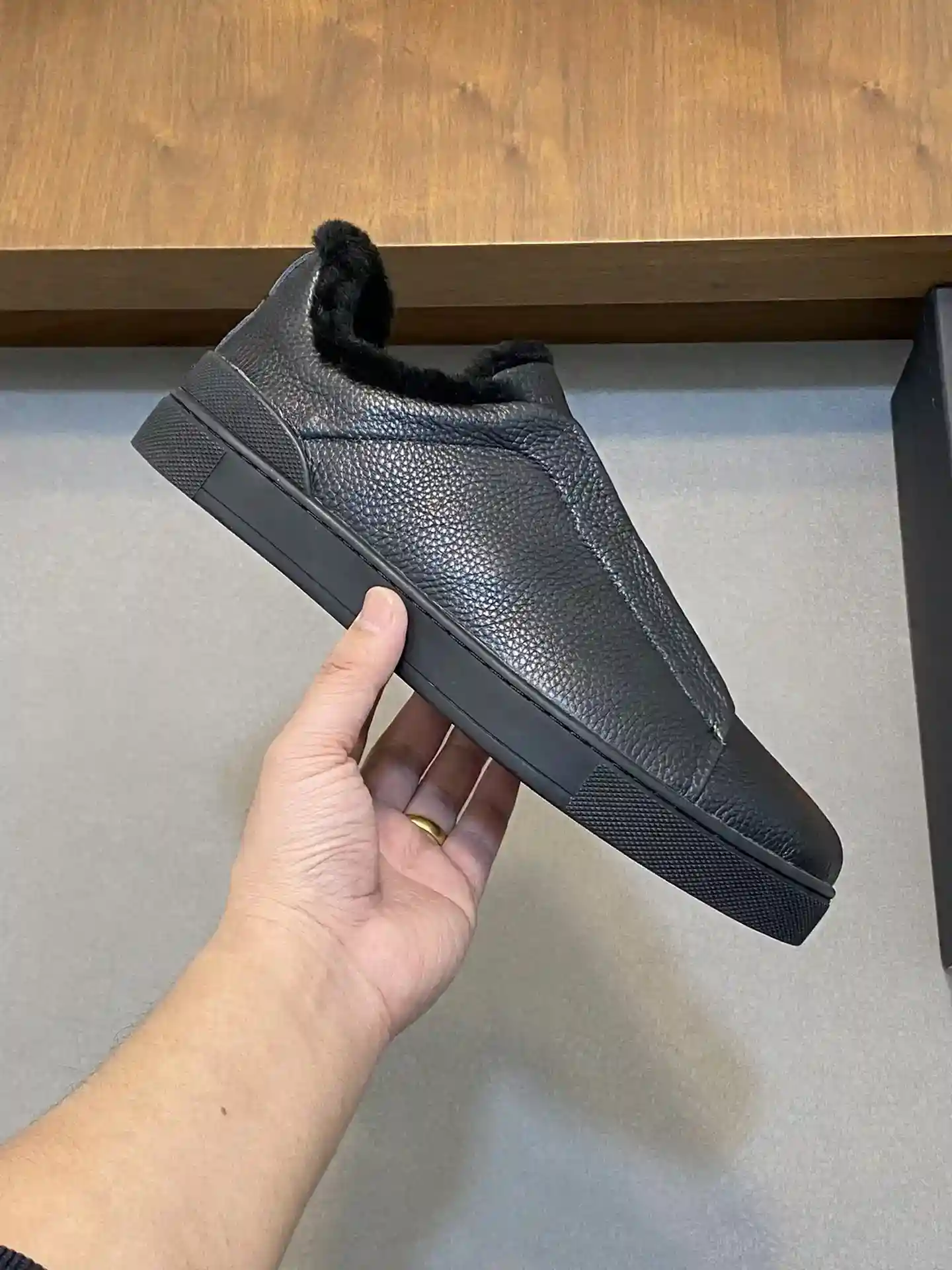 P900 Ermenegildo Zegna Ermenegildo Zegna Mid Top Wool Lining Athletic Casual SneakerO Triple Stitch Mid Top Sneaker é um sapato casual sofisticado com o icónico pormenor elástico triplo cruzado inspirado no estilo de costura tripla costurada à mão que realça a herança da Zegna. Forro em pele de cervo MerinoConforto fácil de calçar e salto excecional com o icónico logótipo Ermenegildo Zegna XXXDetalhes:Tecido em camurça/pele de cervo na golaForro em pele de cervo Merino natural invertidoSola de memória de alta elasticidade em pele de cervo natural MerinoSola intermédia com palmilha fácil de calçarCalçado fácil de calçarCintas elásticas cruzadas e design 3D "ondulado "Acabamentos na línguaMarca "Decoração da línguaNome da marcaSola de espuma de borracha leve e elásticaAplicação de guarnição TPU XXX no calcanharBorracha de ar no corpoCircunferência e costura da sola Código do produto:LHKUR-A5137X-COCMade in Italy39/40/41/42/43/44, (38, 45 por encomenda)Tamanho de sapato de couro padrãoEmbalagem de balcãoContido com organizador de sapatos-... réplicas de bolsas de alta qualidade