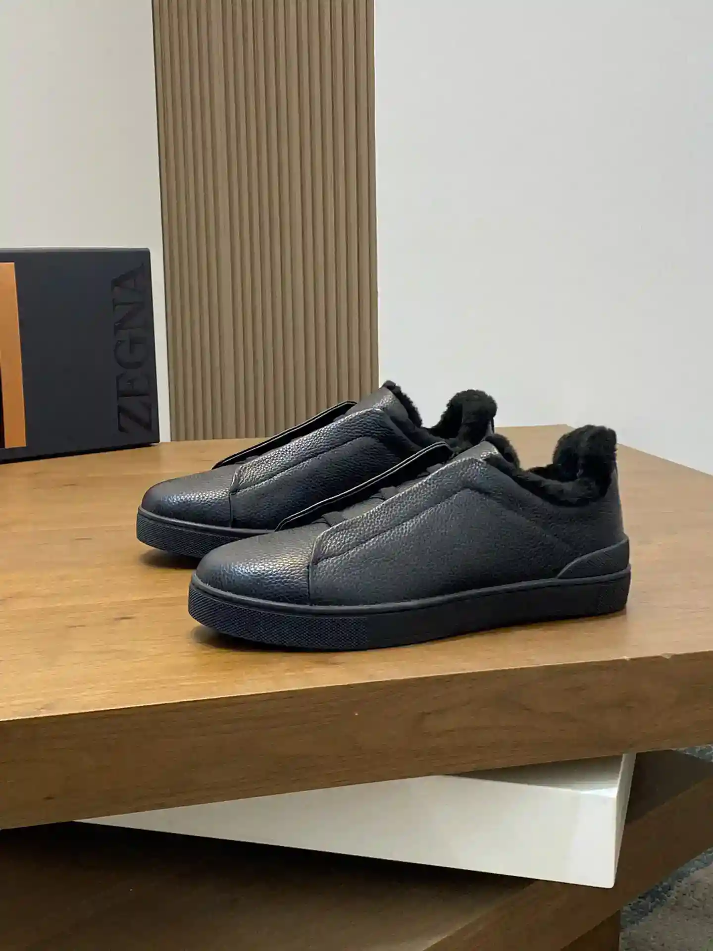 P900 Ermenegildo Zegna Ermenegildo Zegna Mid Top Wool Lining Athletic Casual SneakerO Triple Stitch Mid Top Sneaker é um sapato casual sofisticado com o icónico pormenor elástico triplo cruzado inspirado no estilo de costura tripla costurada à mão que realça a herança da Zegna. Forro em pele de cervo MerinoConforto fácil de calçar e salto excecional com o icónico logótipo Ermenegildo Zegna XXXDetalhes:Tecido em camurça/pele de cervo na golaForro em pele de cervo Merino natural invertidoSola de memória de alta elasticidade em pele de cervo natural MerinoSola intermédia com palmilha fácil de calçarCalçado fácil de calçarCintas elásticas cruzadas e design 3D "ondulado "Acabamentos na línguaMarca "Decoração da línguaNome da marcaSola de espuma de borracha leve e elásticaAplicação de guarnição TPU XXX no calcanharBorracha de ar no corpoCircunferência e costura da sola Código do produto:LHKUR-A5137X-COCMade in Italy39/40/41/42/43/44, (38, 45 por encomenda)Tamanho de sapato de couro padrãoEmbalagem de balcãoContido com organizador de sapatos-... réplicas de bolsas de alta qualidade