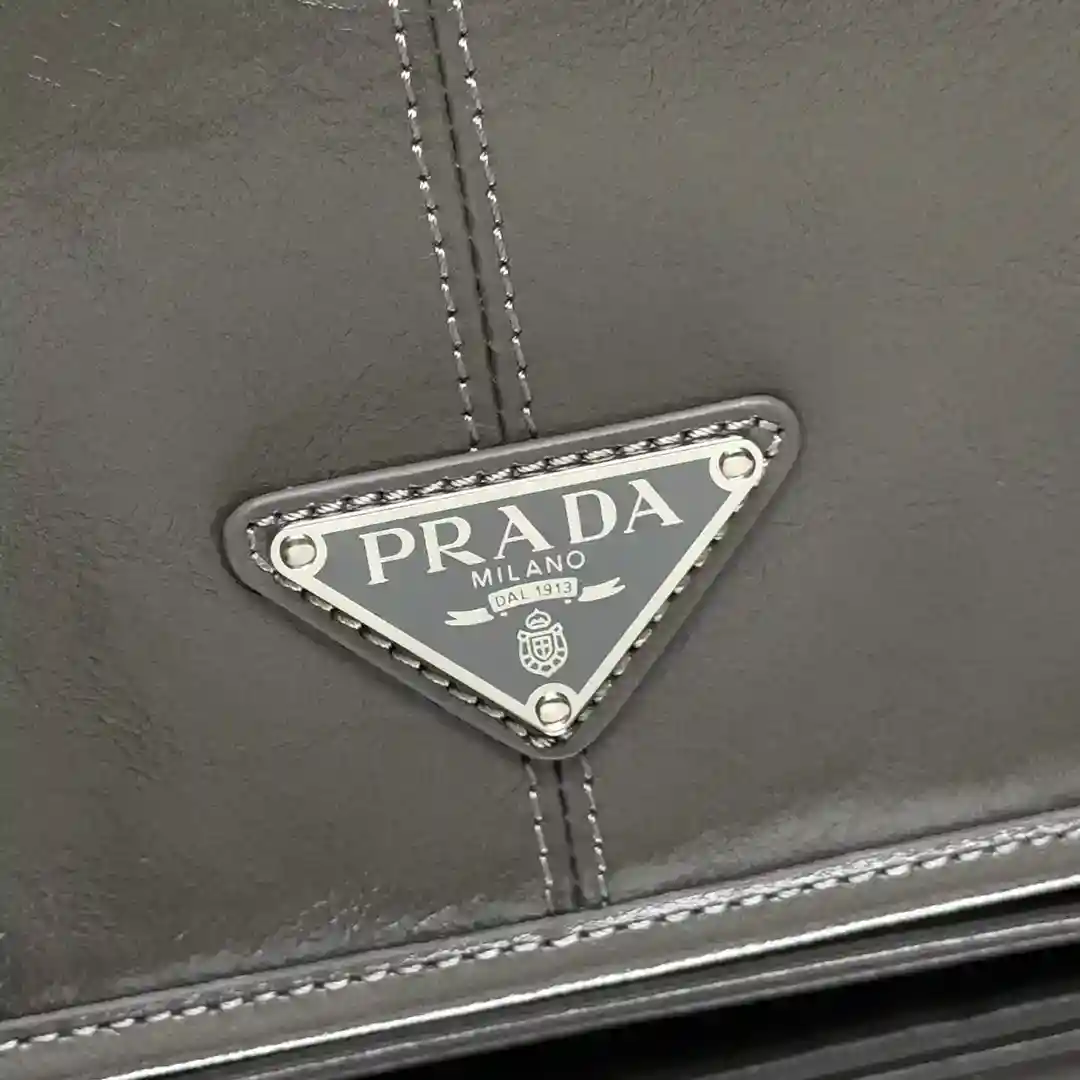 Imagen [5]-Prada 2VD073 Piel engrasada grisEste bolso bandolera está confeccionado en piel flexible y brillante en una silueta aerodinámica con un distintivo logotipo triangularLengüetas decorativas laterales con cierre de hebillaCorrea bandolera de piel ajustableLa longitud máxima de la correa bandolera es de 120cm - La longitud mínima es de 80cm - La longitud máxima de la caída es de 52cm - Longitud mínima de la caída 30cmDe moda y versátilHazte con otra pieza atemporalTamaño: L30xH20xFondo11cm👏👏👏👏👏👏👏👏👏👏👏👏Altos bolsos falsos