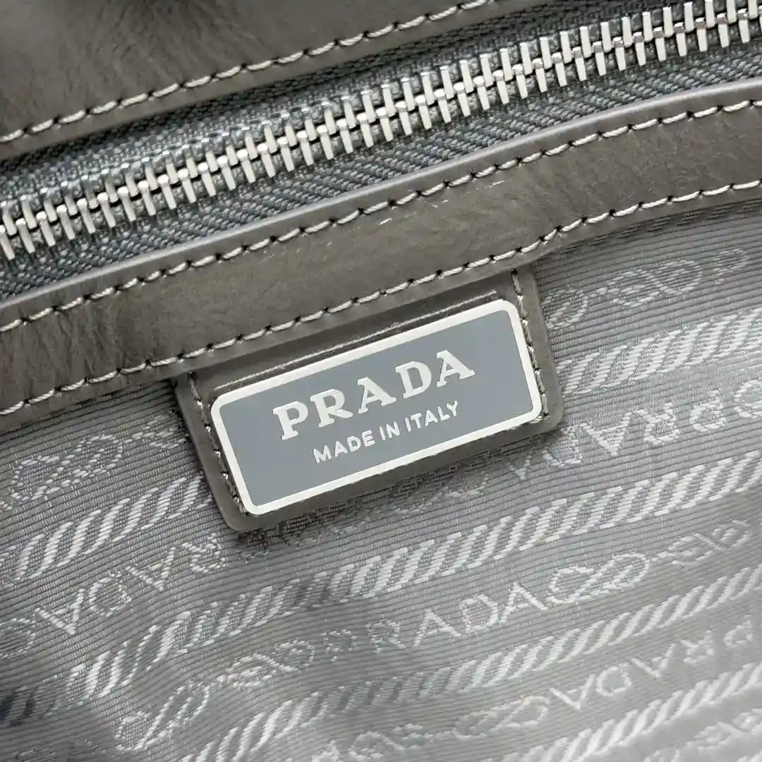 Imagen [9]-Prada 2VD073 Piel engrasada grisEste bolso bandolera está confeccionado en piel flexible y brillante en una silueta aerodinámica con un distintivo logotipo triangularLengüetas decorativas laterales con cierre de hebillaCorrea de piel ajustableLa longitud máxima de la correa para el hombro es de 120cm - La longitud mínima es de 80cm - La longitud máxima de la caída es de 52cm - Longitud mínima de la caída 30cmDe moda y versátilHazte con otra pieza atemporalTamaño: L30xH20xFondo11cm👏👏👏👏👏👏👏👏👏👏👏👏Bolsos de alta costura