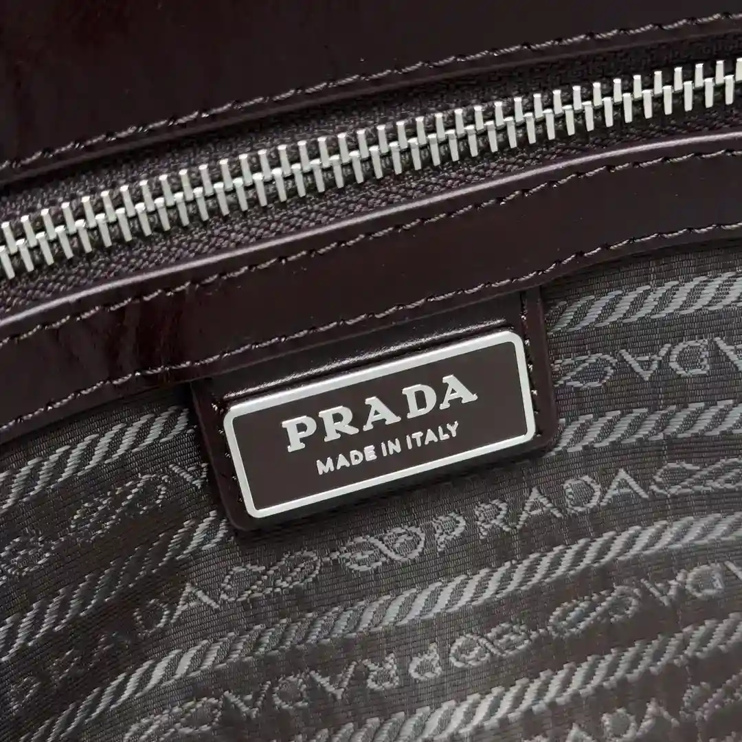 Image [9]-Prada 2VD073 Date Red Waxed LeatherCe sac à bandoulière est fabriqué en cuir souple et lustré dans une silhouette profilée avec un logo triangulaire distinctifPattes décoratives latérales avec fermeture à boucleSangle d'épaule en cuir ajustableLongueur maximale de la sangle d'épaule est 120cm - Longueur minimale est 80cm - Longueur maximale de la draperie 52cm. - Longueur minimale de la goutte 30cmMode et polyvalentMettez la main sur une autre pièce intemporelleTaille : L30xH20xBottom11cm👏👏👏👏👏👏👏👏👏👏👏👏High Fake Bags