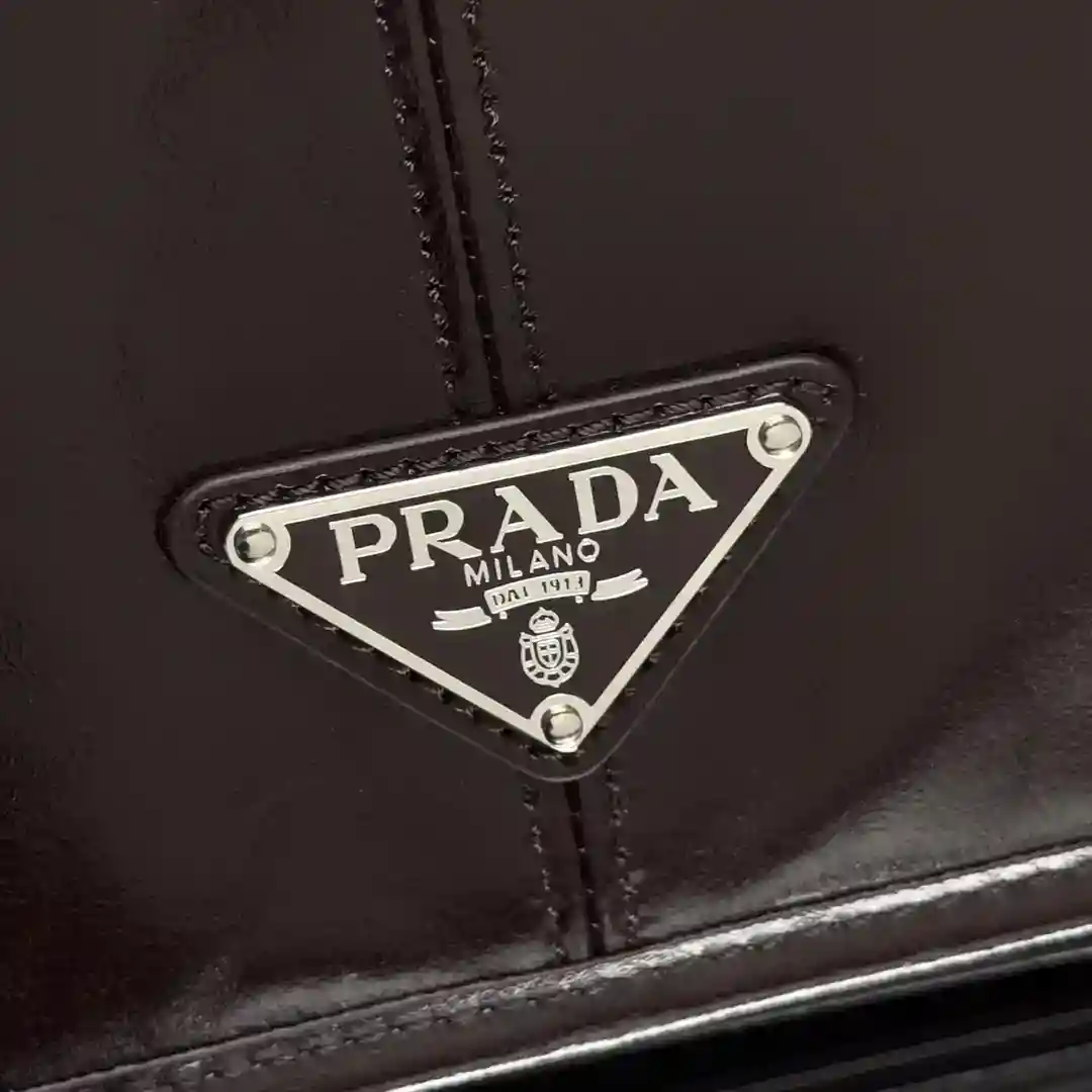 Image [5]-Prada 2VD073 Date Red Waxed LeatherCe sac à bandoulière est confectionné en cuir souple et lustré dans une silhouette épurée avec un logo triangulaire distinctifPattes décoratives latérales avec fermeture à boucleSangle d'épaule en cuir ajustableLongueur maximale de la bandoulière est 120cm - Longueur minimale est 80cm - Longueur maximale du drapé 52cm. - Longueur minimale de la goutte 30cmMode et polyvalentMettez la main sur une autre pièce intemporelleTaille : L30xH20xBottom11cm👏👏👏👏👏👏👏👏👏👏👏👏Sac haute couture