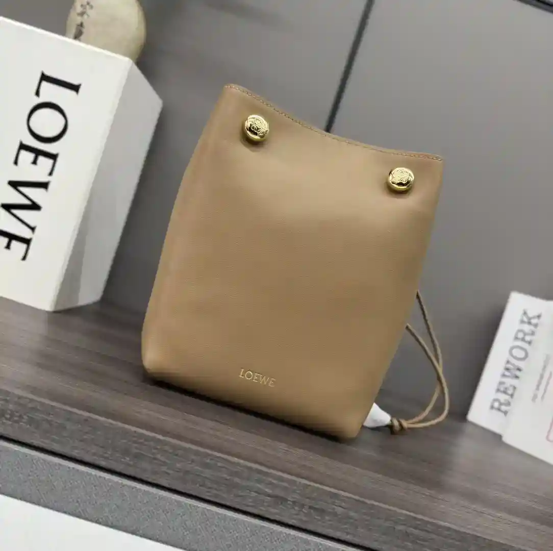 P1160 A bolsa Loewe Pebble em couro de vaca liso apresenta uma construção dobrável, uma alça de ombro tubular e a assinatura dupla * Anagram Pebble.Alça de ombro ajustável 63cm-123cm de comprimento . Um bolso interno forrado de couro LO℮w℮ estampado a quente com o logotipo do Anagrama. Modelo: 012444Tamanho: 17 * 7 * 21.5CM-Sacos de alta falsificação