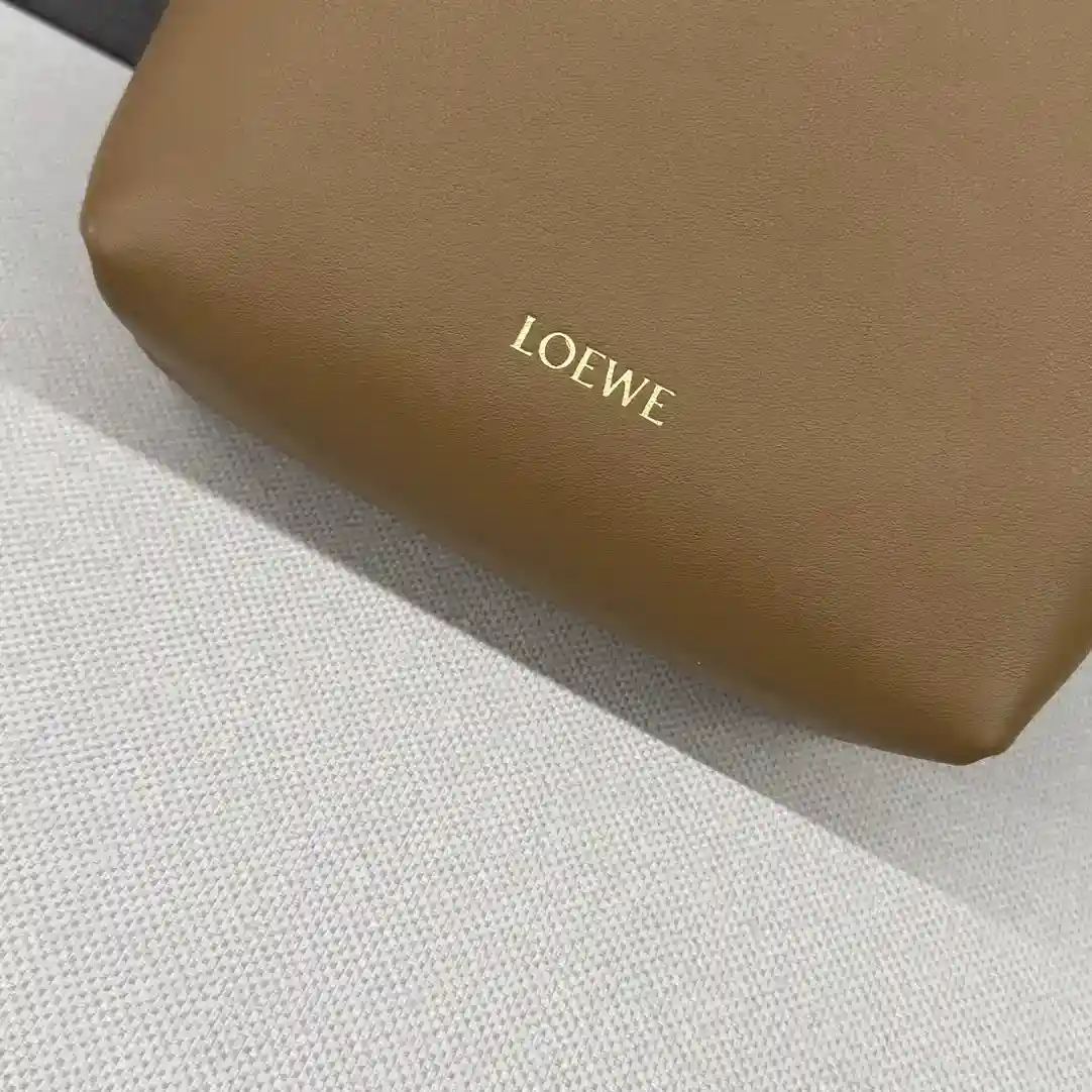 Imagem [6]-P1160 Loewe Smooth Cowhide Pebble Pouch Apresentando uma construção dobrável, uma alça de ombro tubular e uma assinatura dupla *Anagram Pebble.Alça de ombro ajustável 63cm-123cm de comprimento . Um bolso interno forrado de couro LO℮w℮ estampado a quente com o logotipo do Anagrama. Modelo: 012444Tamanho: 17 * 7 * 21.5CM-Sacos de alta falsificação