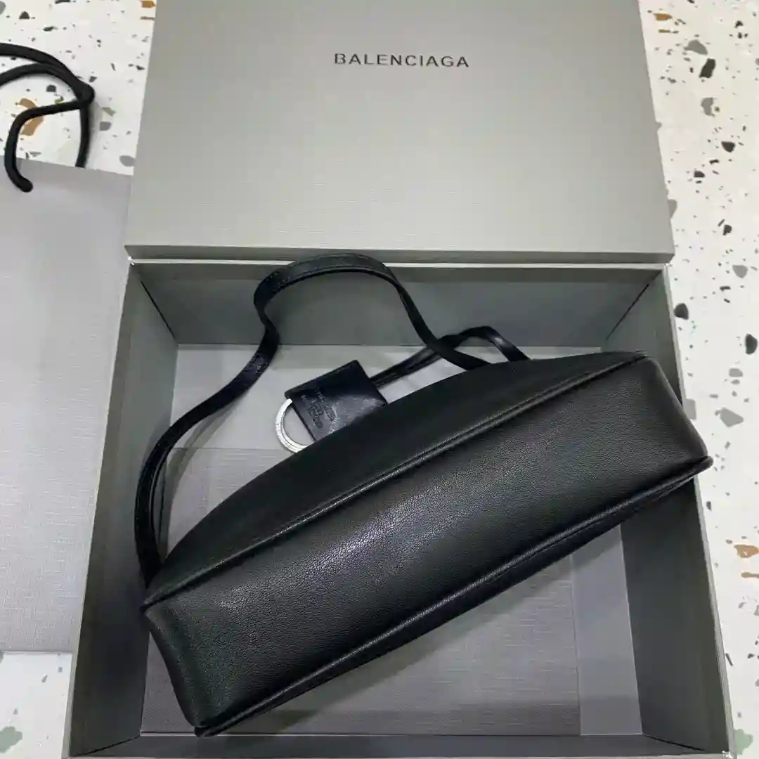 Image [4]-BALENCIAGA 𝐑𝐨𝐝𝐞𝐨 Super hot Rodeo series has launched a new shoulder bag 🧶 removable shoulder strap A second switch into a super elegant clutch bag ! Une variété de styles obtenir ✅ deux poches surdimensionnées compartiment zippé à l'intérieur avec trois espaces de carte Sécurité complète Numéro de modèle : 814112850 Taille : 22cm de long x 13cm de haut x 5cm de large-High Fake Bags