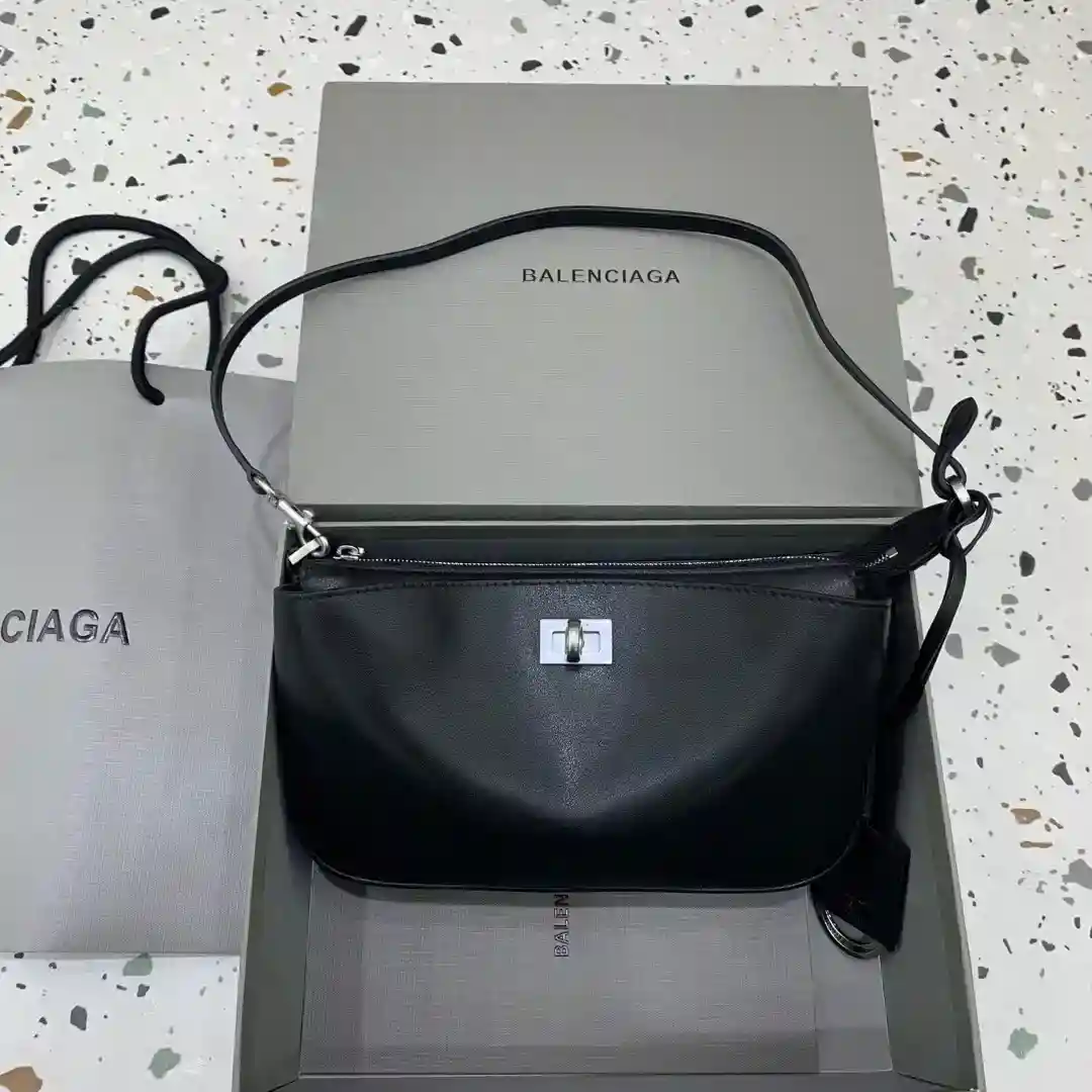 BALENCIAGA 𝐑𝐨𝐝𝐞𝐨 La série Rodeo super chaude a lancé un nouveau sac à bandoulière 🧶 bandoulière détachable Une seconde pour changer en une pochette super élégante Plusieurs styles ! obtenir ✅ deux poches surdimensionnées compartiment zippé à l'intérieur avec trois espaces de carte Sécurité complète Numéro de modèle : 814112850 Taille : L22cmx H13cm x W5cm-High Faux Sacs