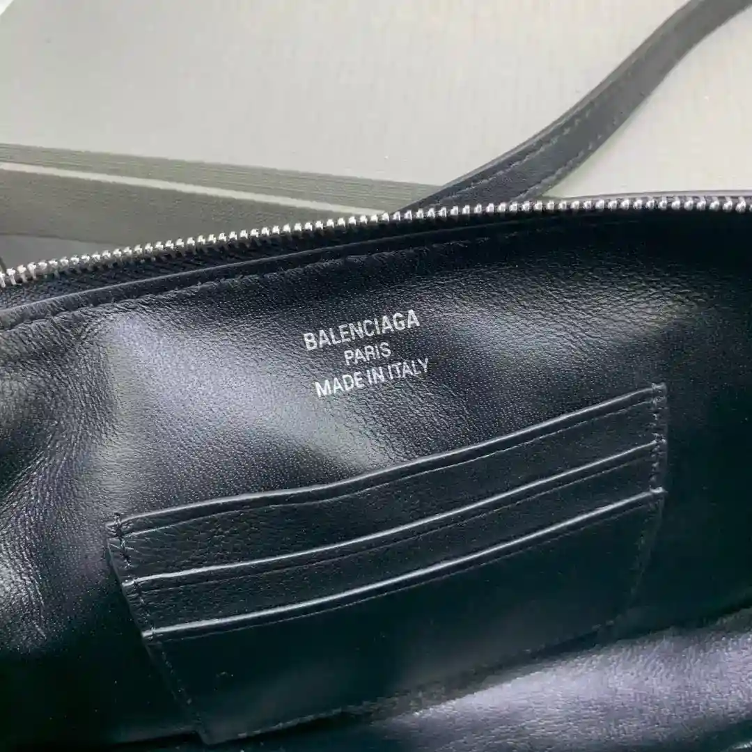 Image [8]-BALENCIAGA 𝐑𝐨𝐝𝐞𝐨 Super hot Rodeo series has launched a new shoulder bag 🧶 removable straps a second to switch into a super elegant clutch bag ! Une variété de styles obtenir ✅ deux poches surdimensionnées compartiment zippé à l'intérieur avec trois espaces de carte Sécurité complète Numéro de modèle : 814112850 Taille : 22cm de long x 13cm de haut x 5cm de large-High Fake Bags.