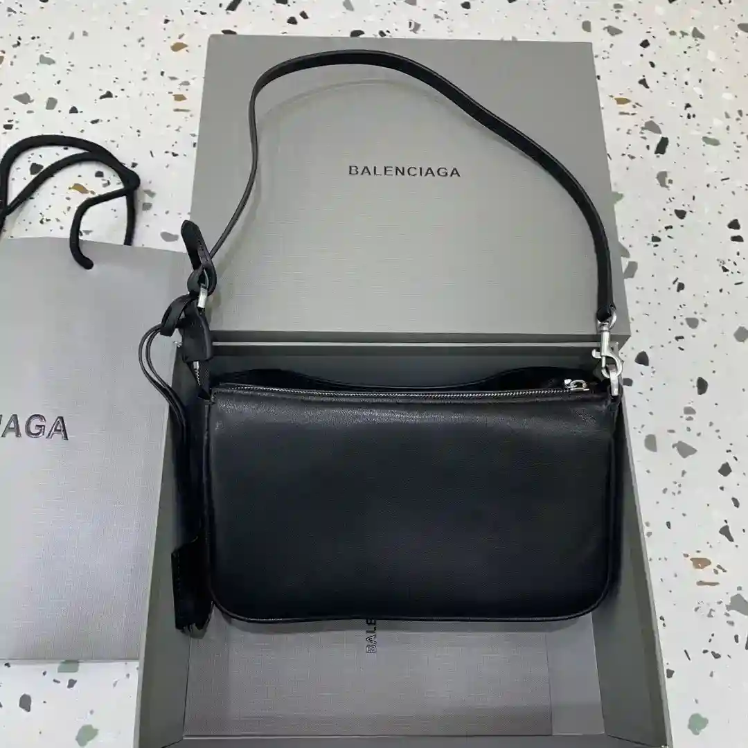 Image [2]-BALENCIAGA 𝐑𝐨𝐝𝐞𝐨 Super hot Rodeo series has launched a new shoulder bag 🧶 removable shoulder strap A second switch into a super elegant clutch bag ! Une variété de styles obtenir ✅ deux poches surdimensionnées compartiment zippé à l'intérieur avec trois espaces de carte Sécurité complète Numéro de modèle : 814112850 Taille : 22cm de long x 13cm de haut x 5cm de large-High Fake Bags