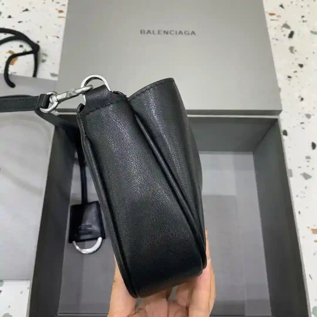 Imagem [3]-BALENCIAGA 𝐑𝐨𝐝𝐞𝐨 Super hot Rodeo series lançou uma nova bolsa de ombro 🧶 alça de ombro removível Um segundo para mudar para uma bolsa de embreagem super elegante! Uma variedade de estilos obtém ✅ dois bolsos grandes compartimento com zíper dentro com três espaços para cartões Segurança total Modelo nº: 814112850 Tamanho: 22 cm de comprimento x 13 cm de altura x 5 cm de largura - Bolsas falsas altas