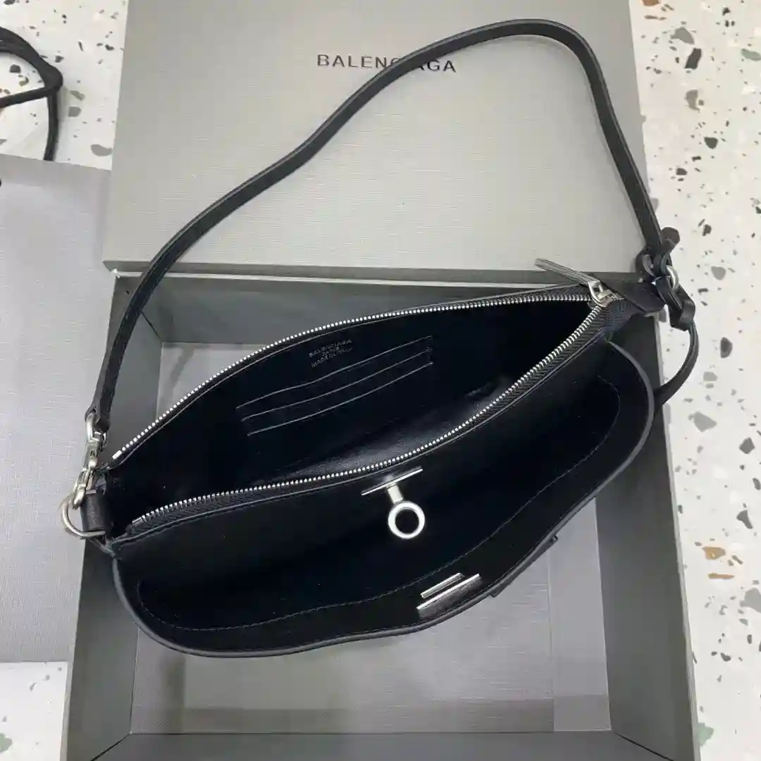 Image [7]-BALENCIAGA 𝐑𝐨𝐝𝐞𝐨 Super hot Rodeo series has launched a new shoulder bag 🧶 removable shoulder strap A second to switch into a super elegant clutch bag ! Une variété de styles obtenir ✅ deux poches surdimensionnées compartiment zippé à l'intérieur avec trois espaces de carte Sécurité complète Numéro de modèle : 814112850 Taille : 22cm de long x 13cm de haut x 5cm de large-High Fake Bags