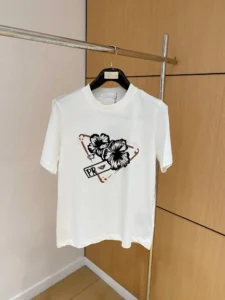 P460 Prada Primavera/Verano Premiere Camiseta de manga corta con cuello redondo Diseño personalizado de alta gama ¡Moda vanguardista! Logotipo de la marca y diseño resistente en tejido de 230 g/m². Suave al tacto. Cómoda de llevar. Costuras de contra calidad. Color: blanco negro Talla: S-2XL.