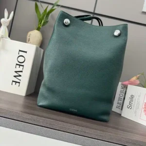 Le Loewe P1880 Soft Grain Cowhide Pebble Hobo est un sac vertical minimaliste avec une double dose de l'emblématique Anagram Pebble.Cette version est confectionnée en cuir de vachette grainé souple*Sangles d'épaule en cuir avec pattes d'épaule*Une poche intérieure zippée en cuir de vachette*Doublure en cuir nubuck avec LO℮w℮foil estampillé d'argent. Anagram Pebble.Taille : 27.5*11.5*40 CMNo de modèle : 012442-High Fake Bags